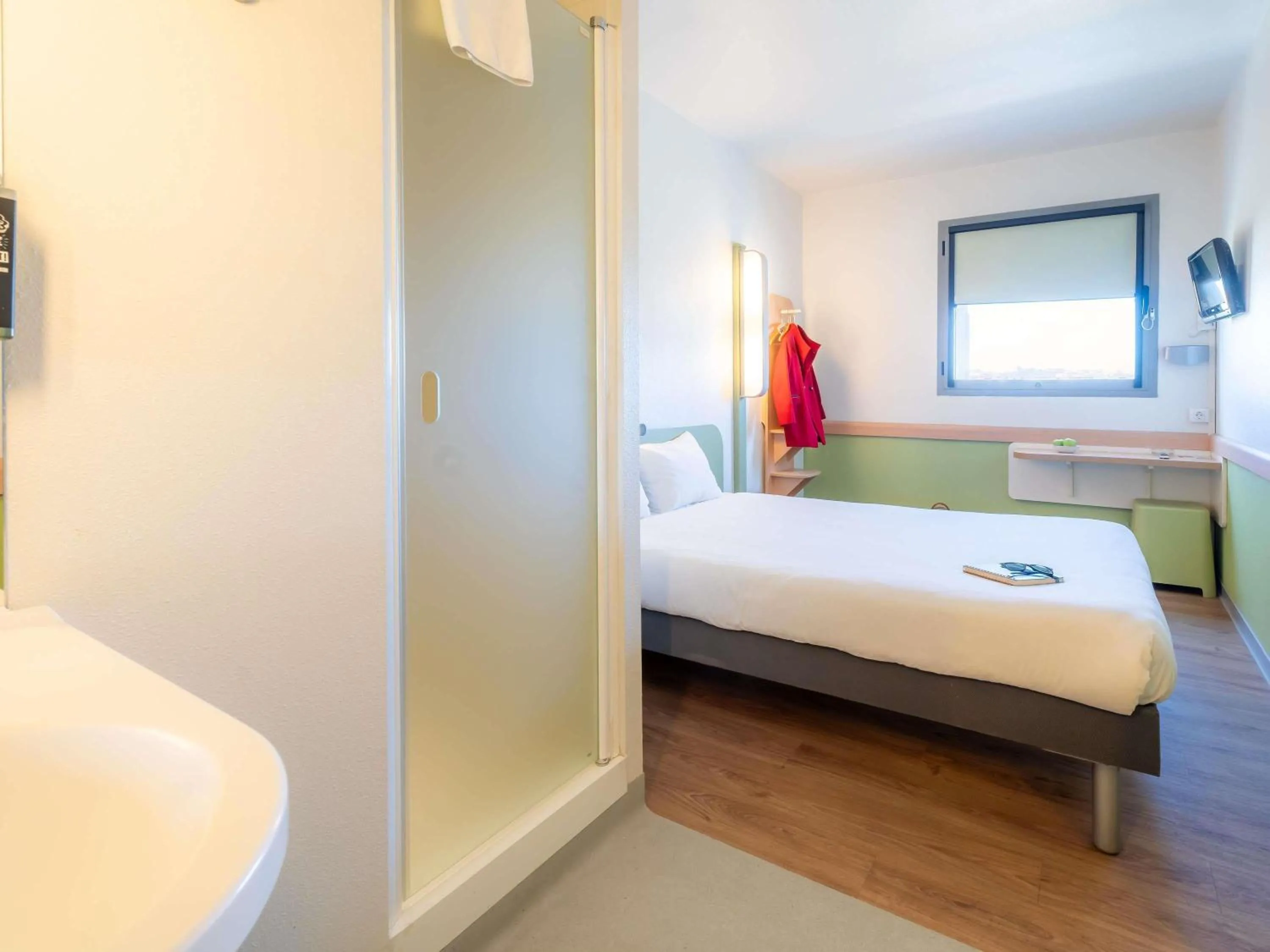 Bedroom, Bed in Ibis Budget Madrid Vallecas
