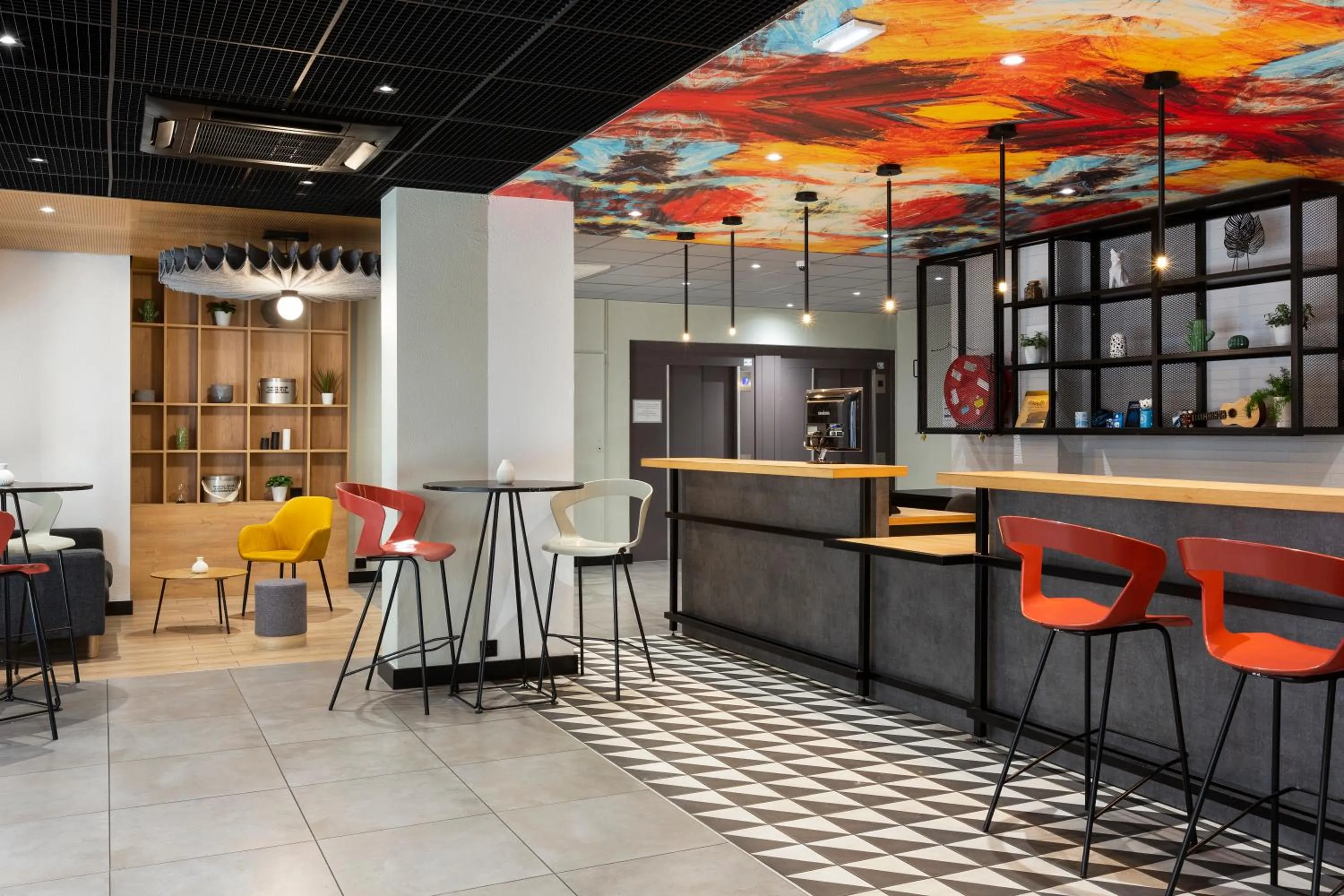 Lounge or bar in Ibis Marseille Centre Prefecture