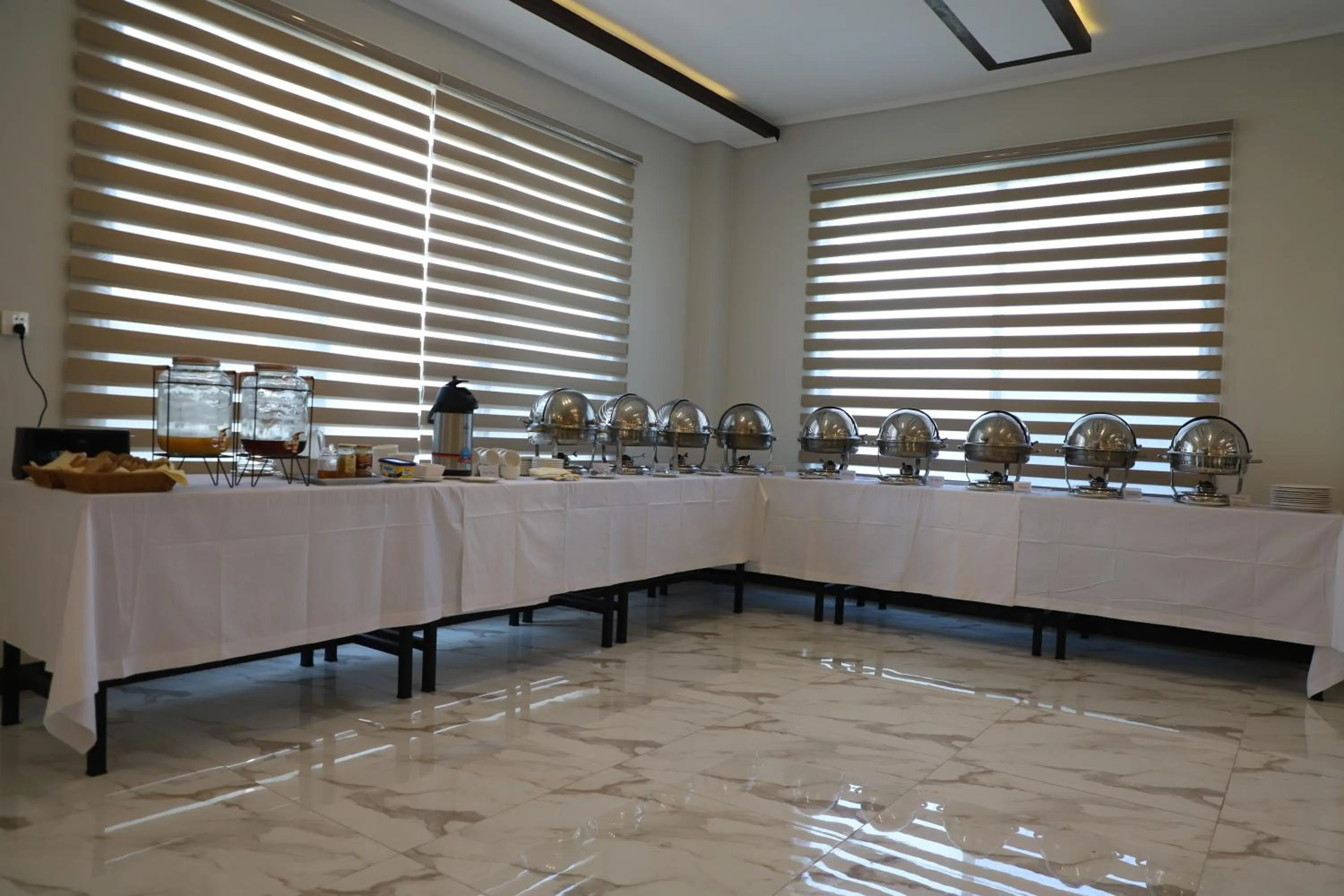 Restaurant/places to eat in Swat Palace Hotel By Northin