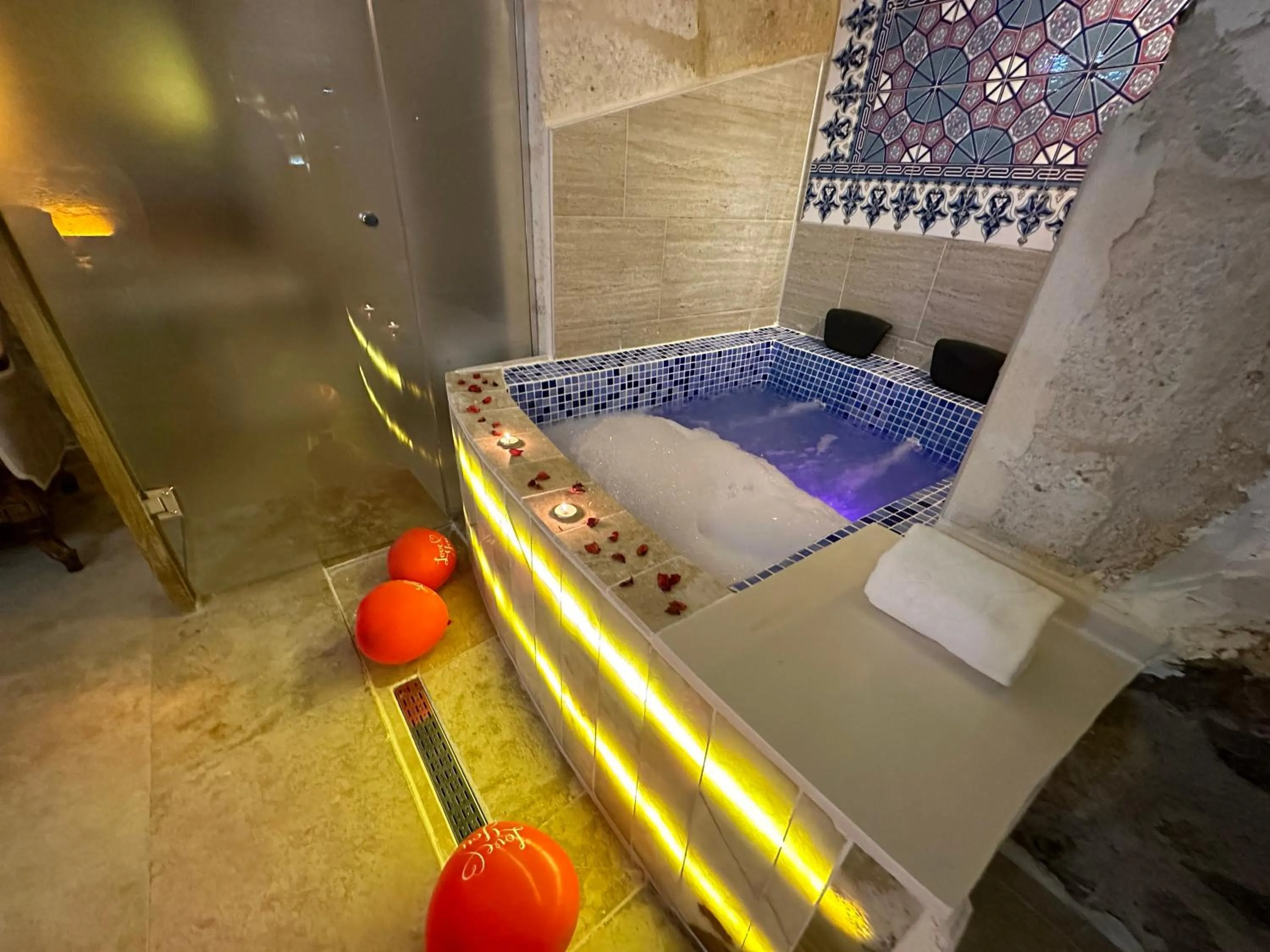 Hot Tub in Zuwinasa House Hotel