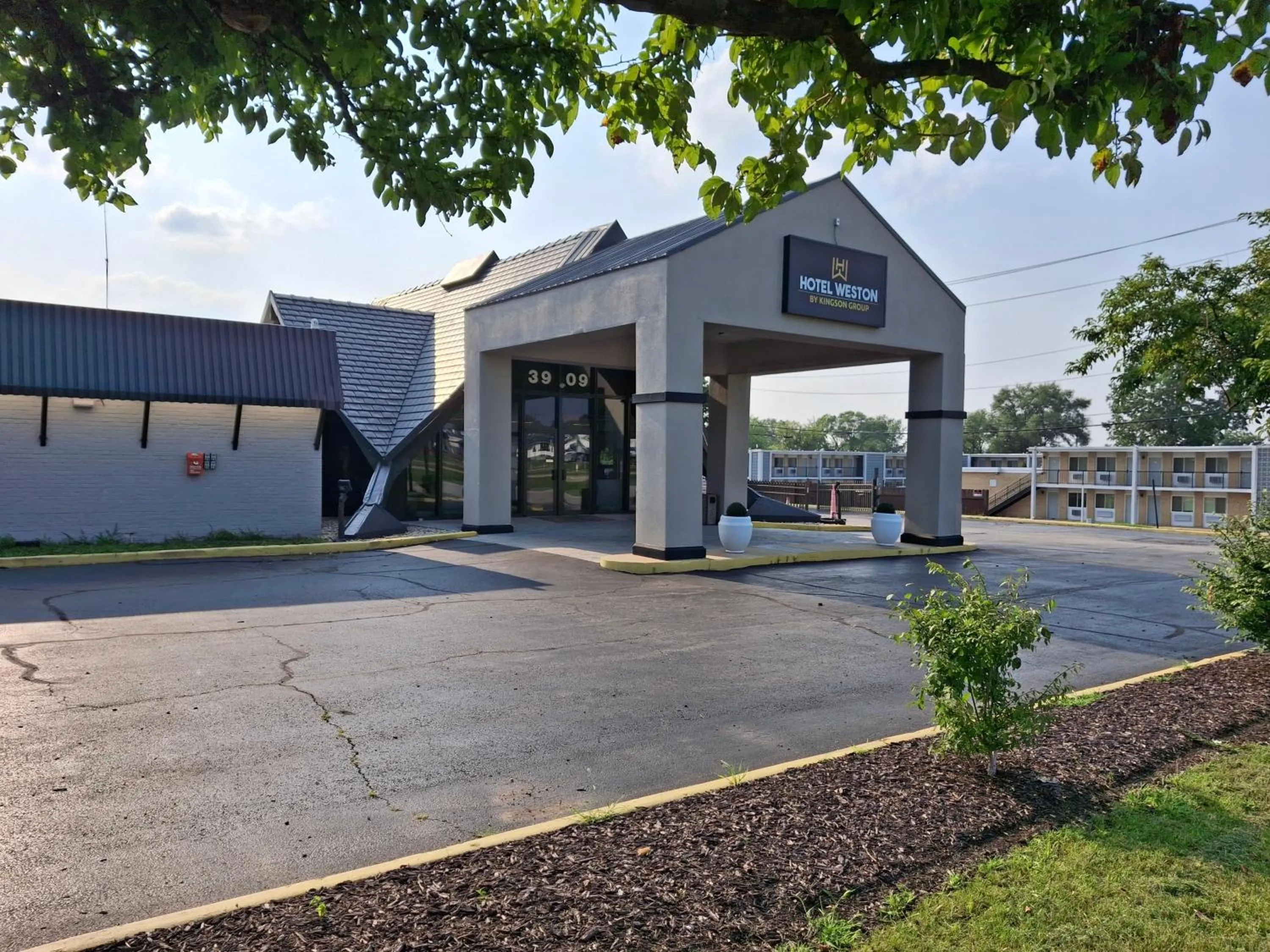 Property building in Hotel Weston