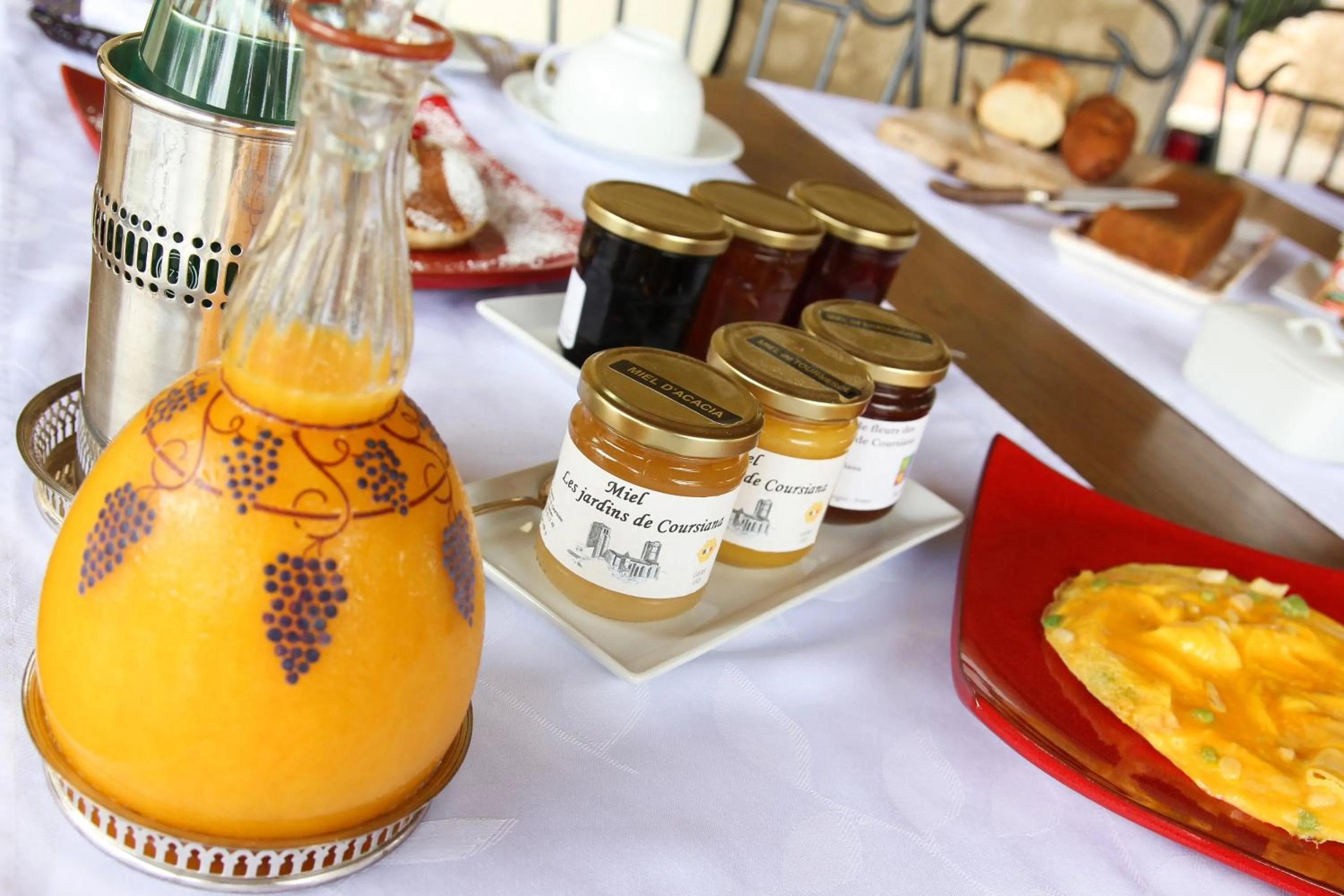 Restaurant/places to eat in Chambres d'hôtes Domaine de Nazère