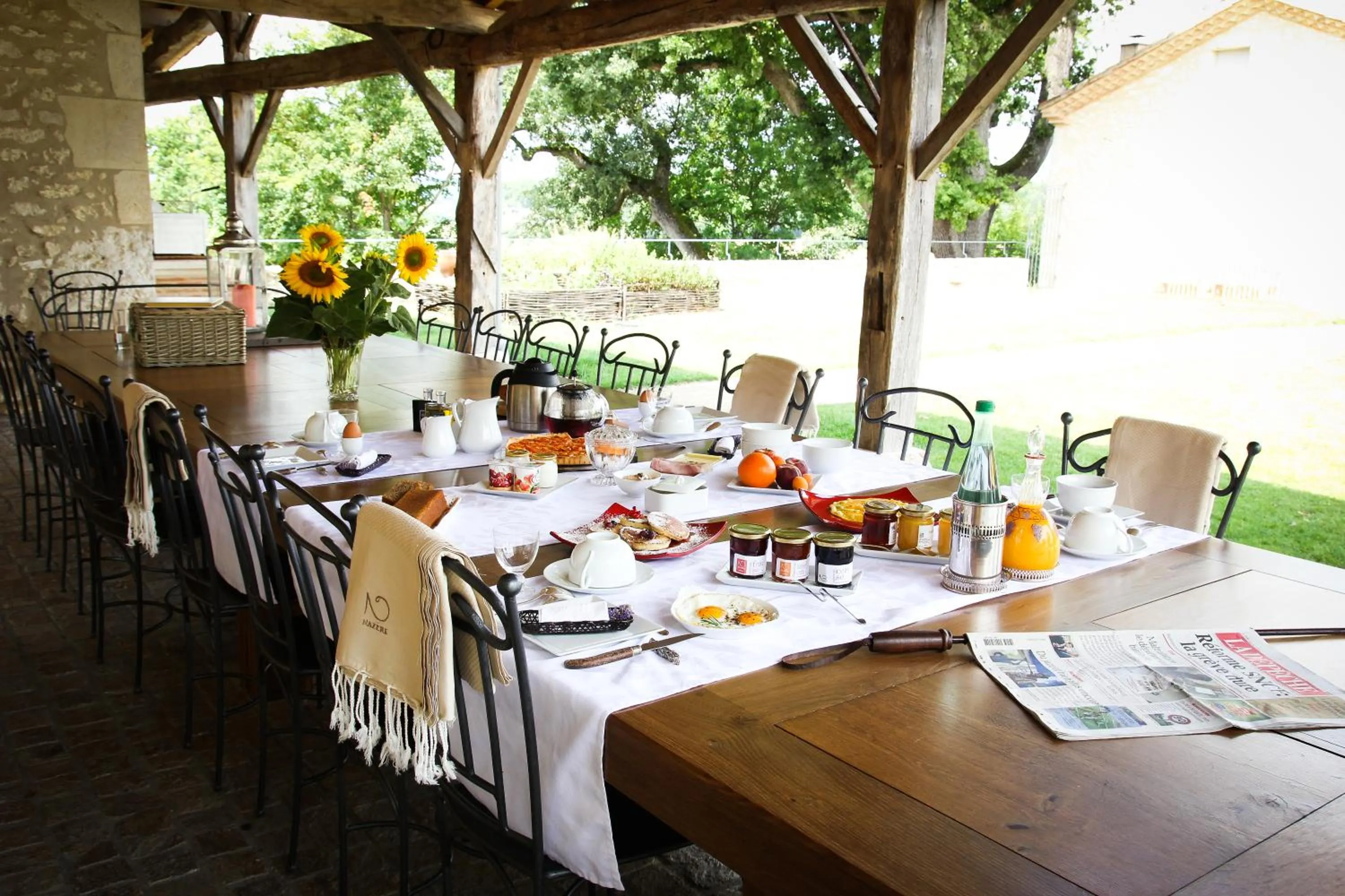 Restaurant/places to eat in Chambres d'hôtes Domaine de Nazère