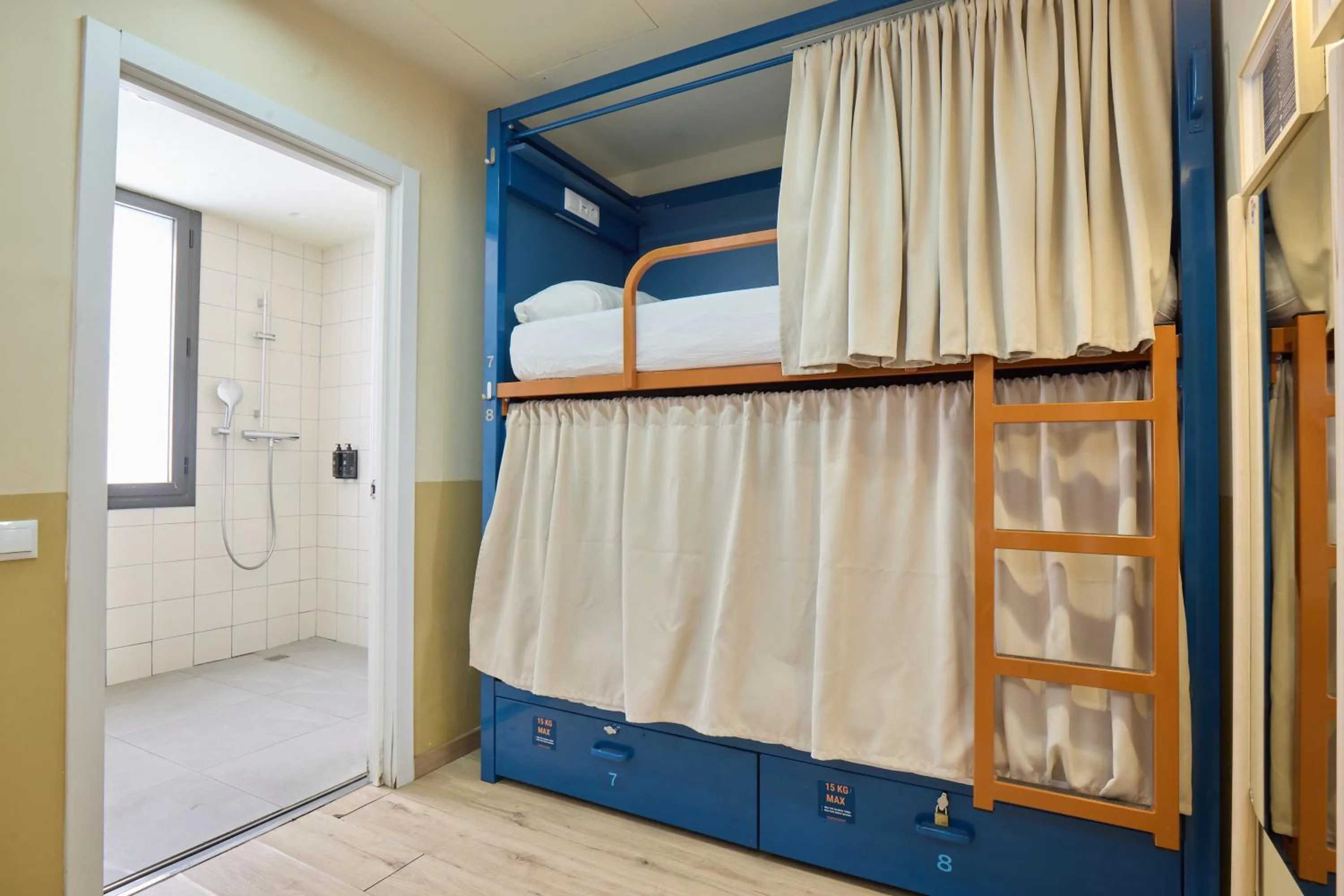 Shower, Bed in Latroupe Poblenou Beach