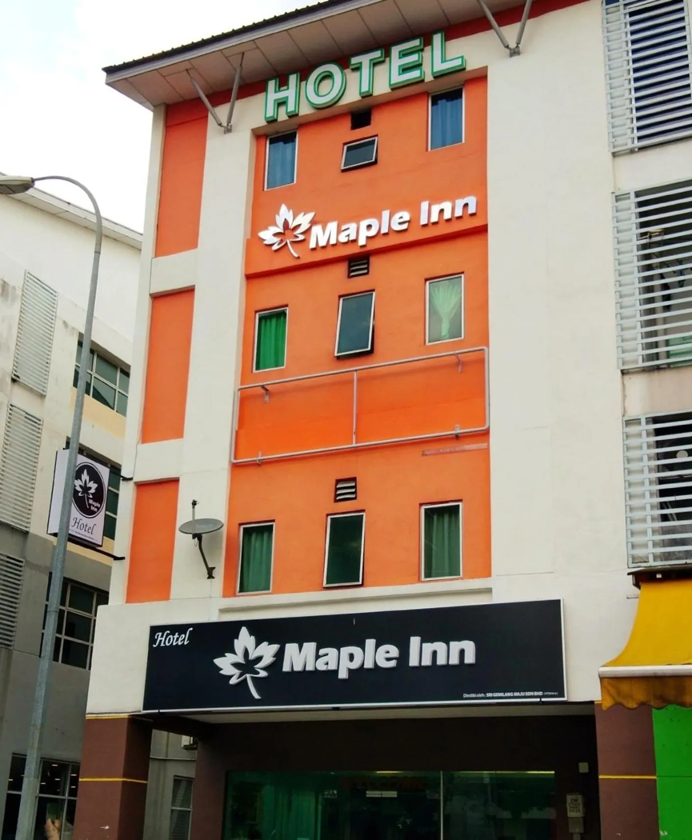 Facade/entrance in Maple Inn