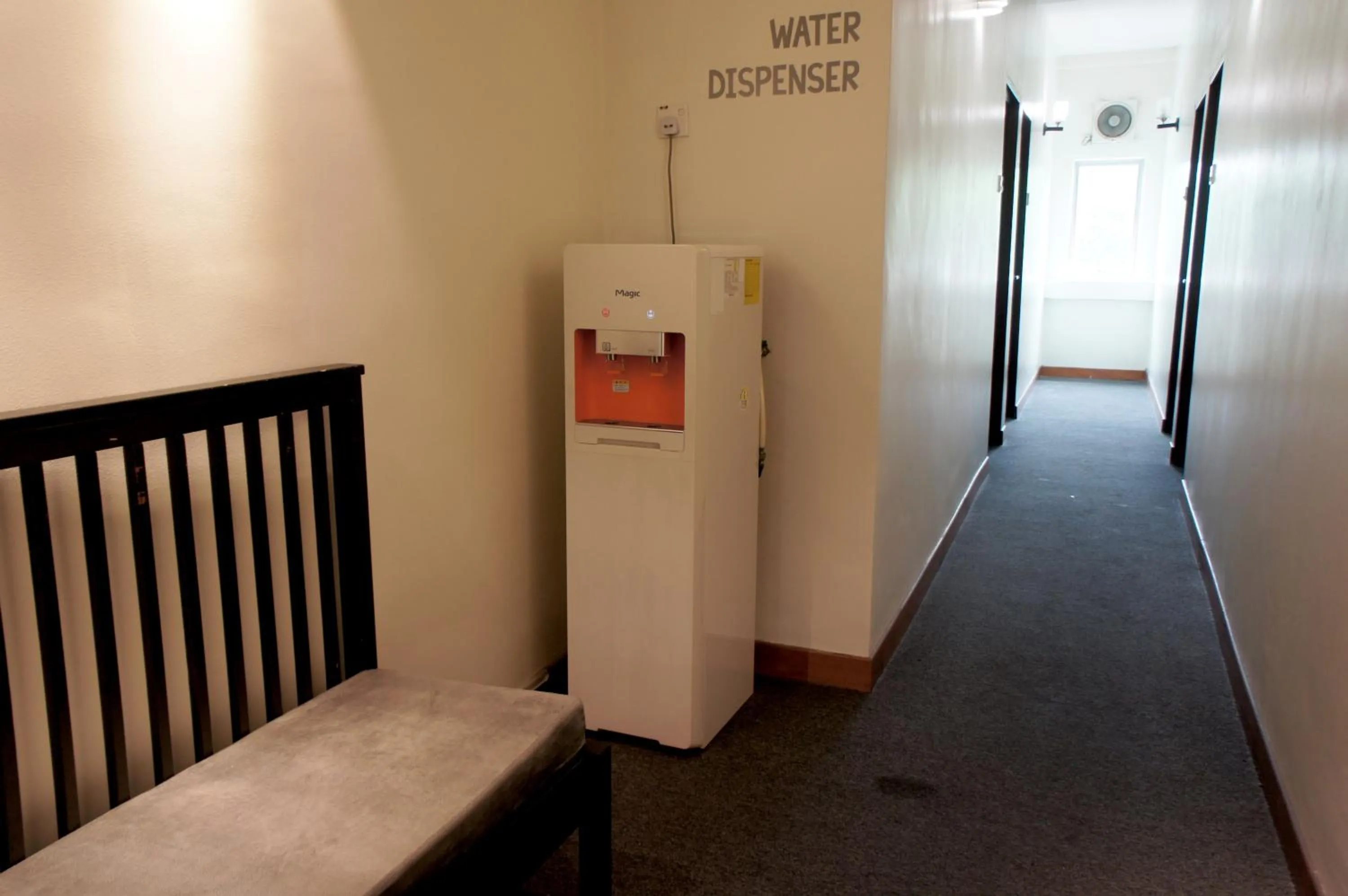 Communal kitchen, Bed in Maple Inn