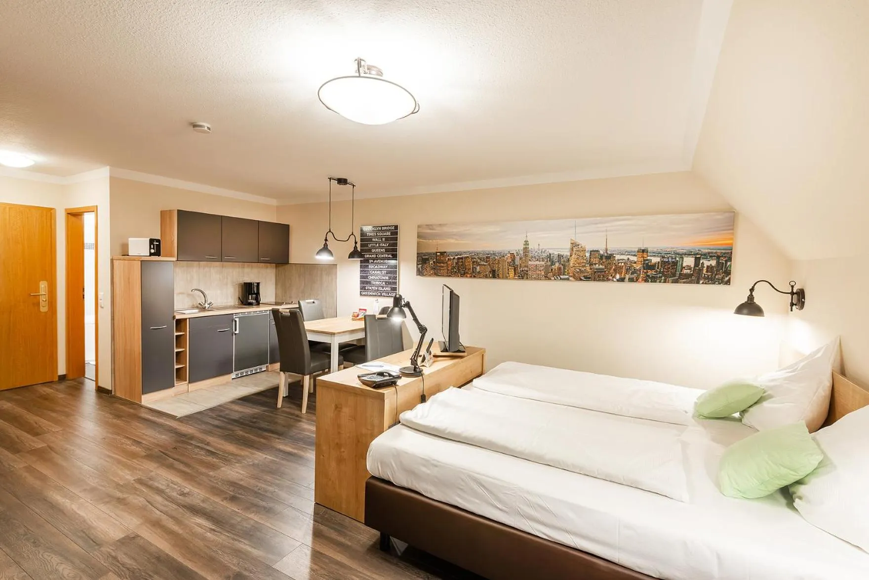 Kitchen or kitchenette, Bed in City Hotel