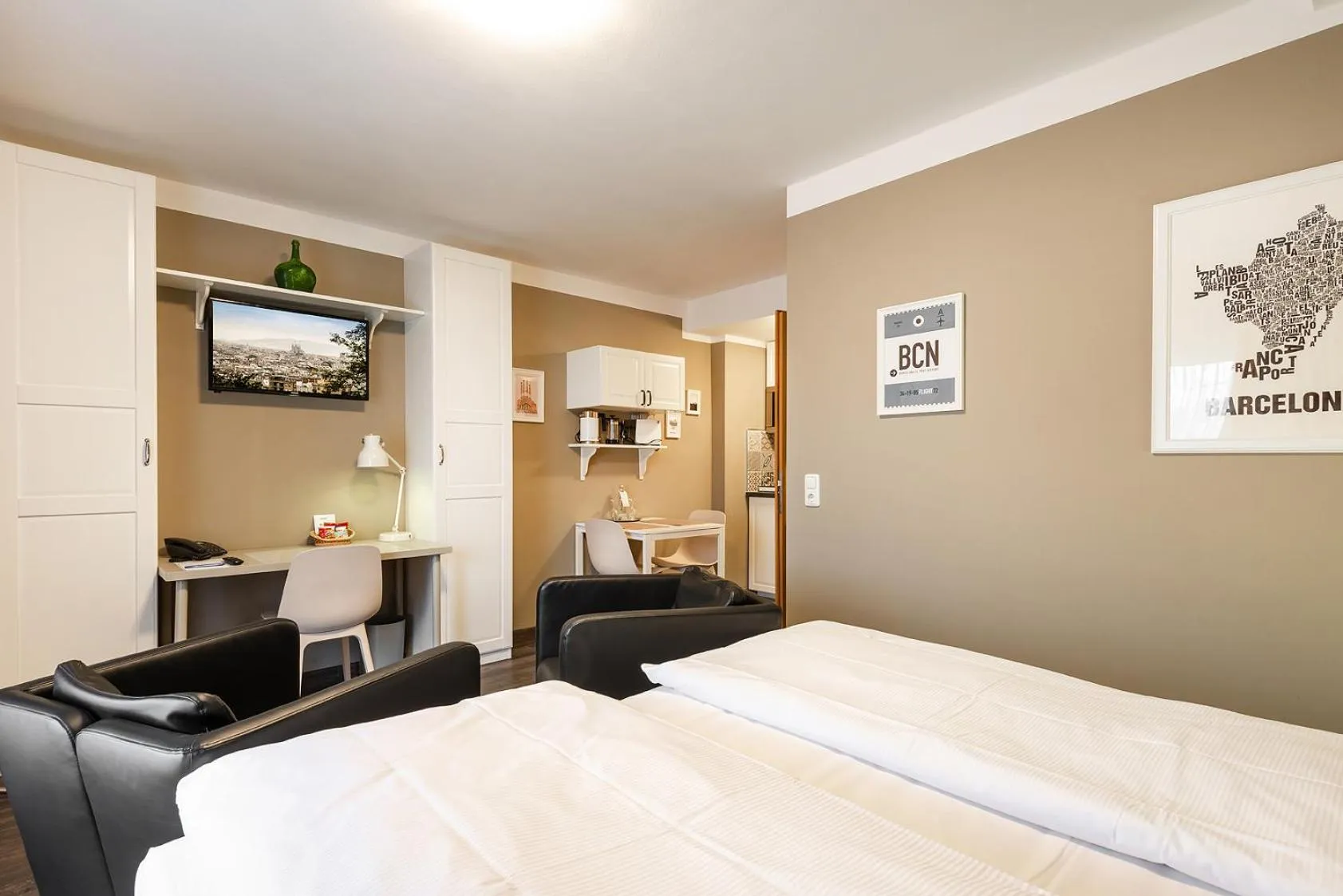 Living room, Bed in City Hotel