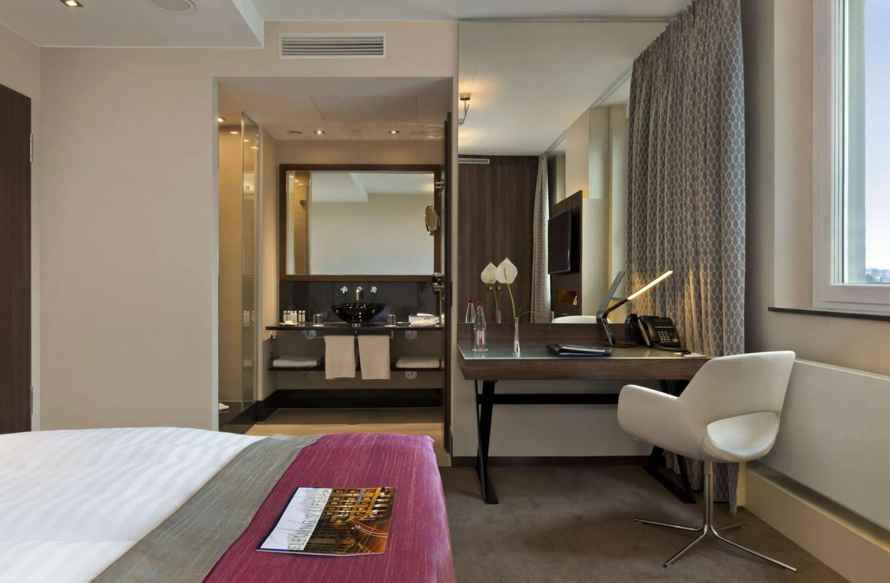 Bathroom, Bed in Flemings Selection Hotel Frankfurt-City