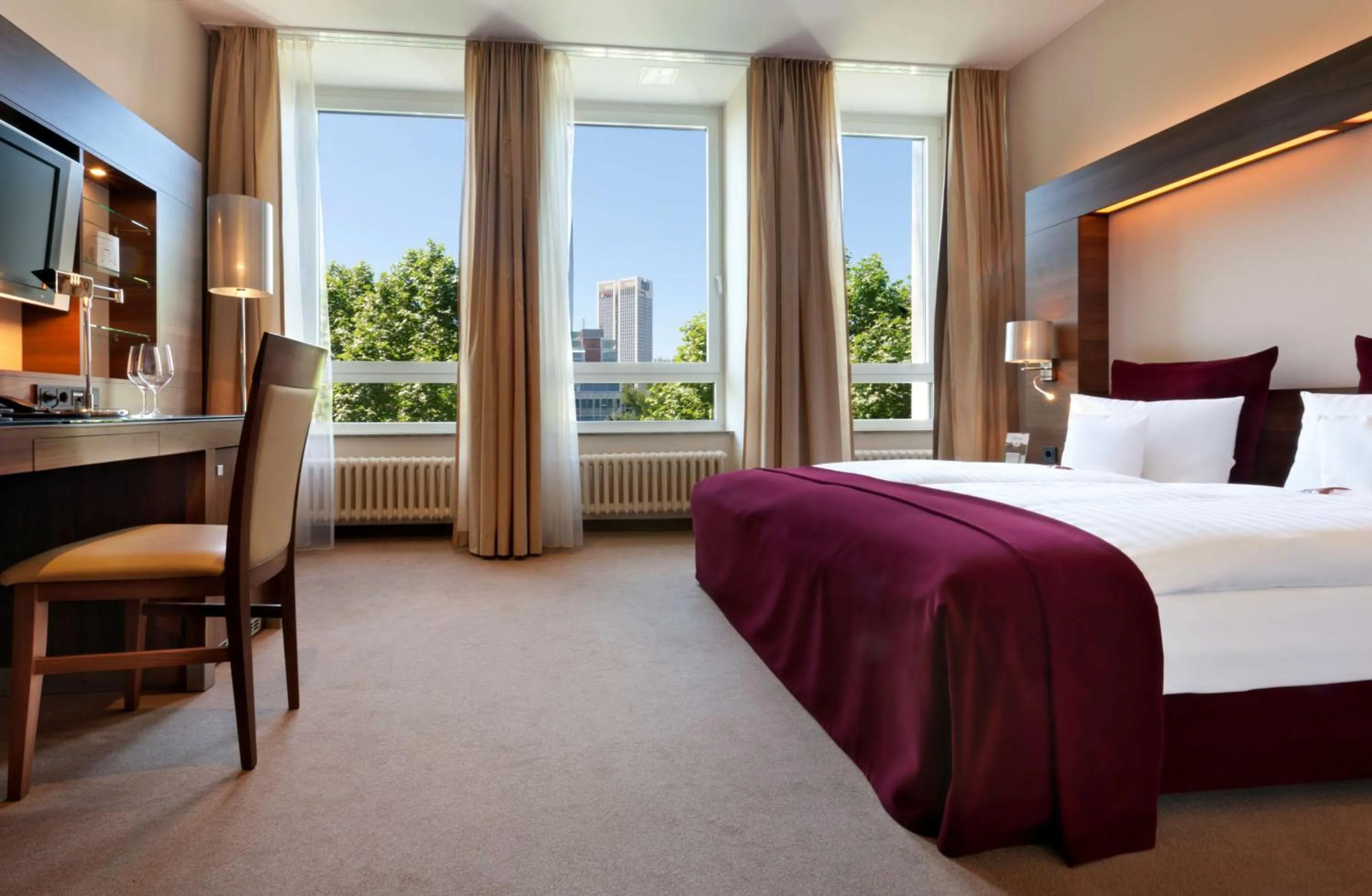 View (from property/room), Bed in Flemings Selection Hotel Frankfurt-City
