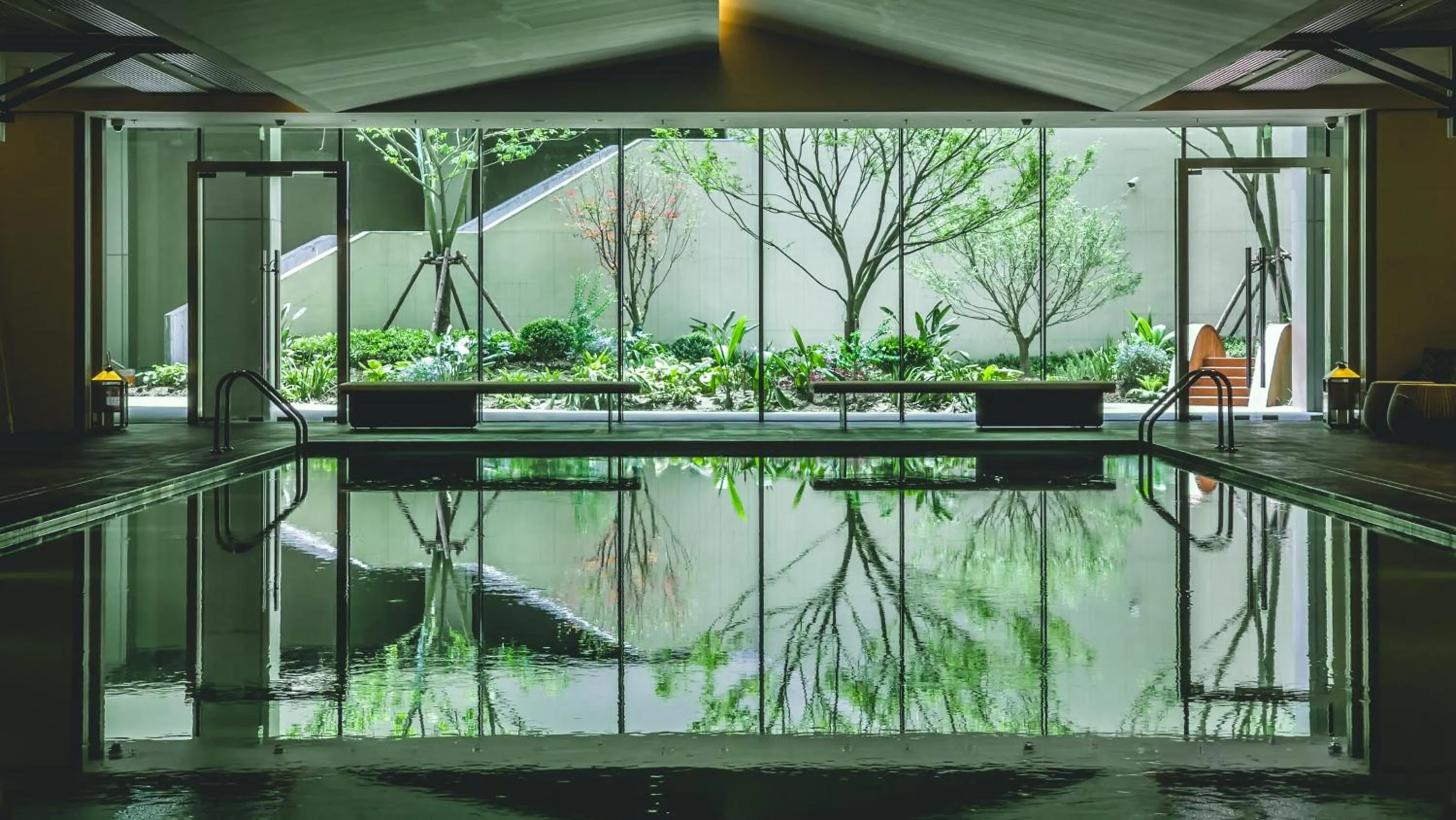 Swimming pool in Mumian Chengdu Dong'an Lake
