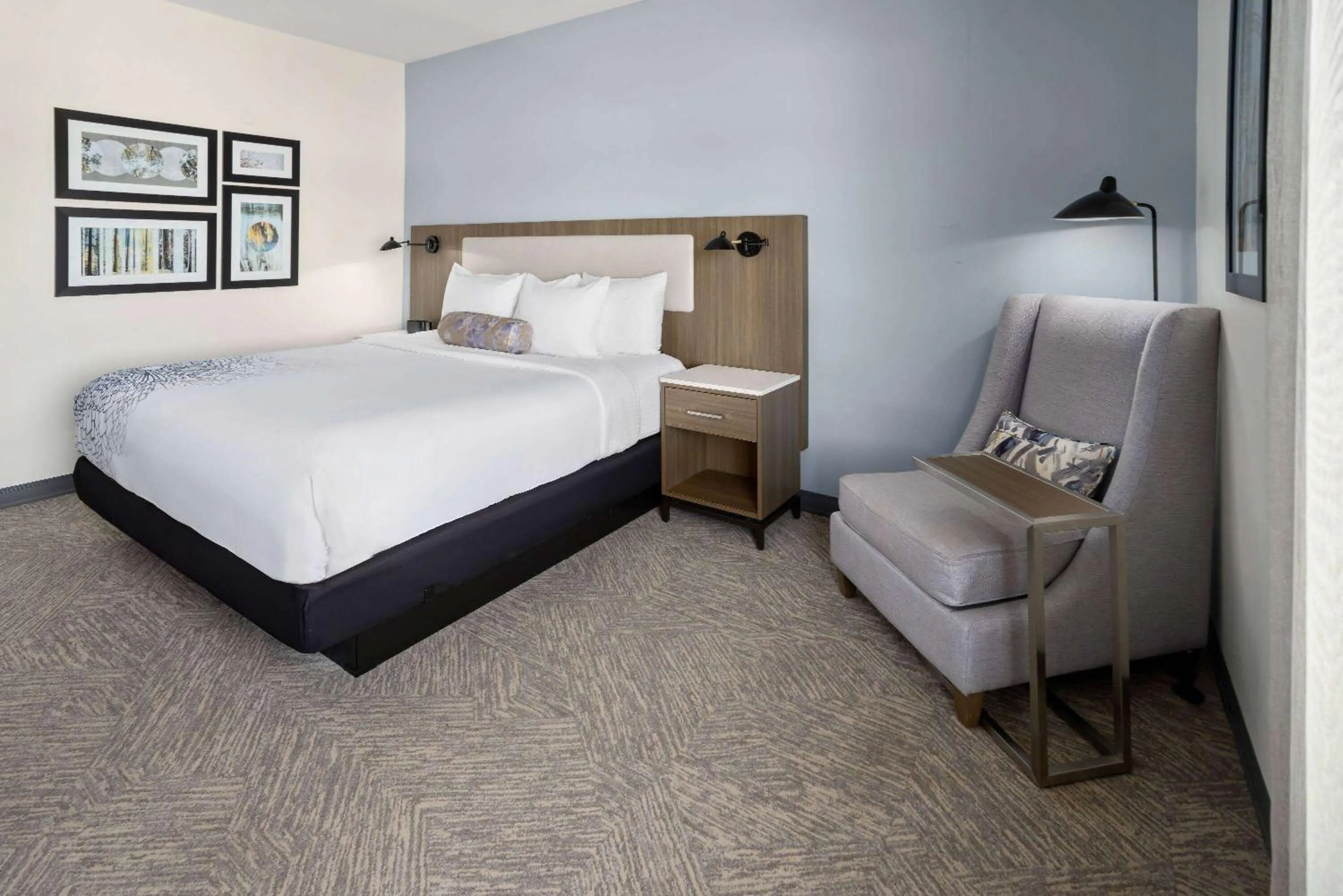 Photo of the whole room, Bed in La Quinta Inn & Suites by Wyndham Locust Grove