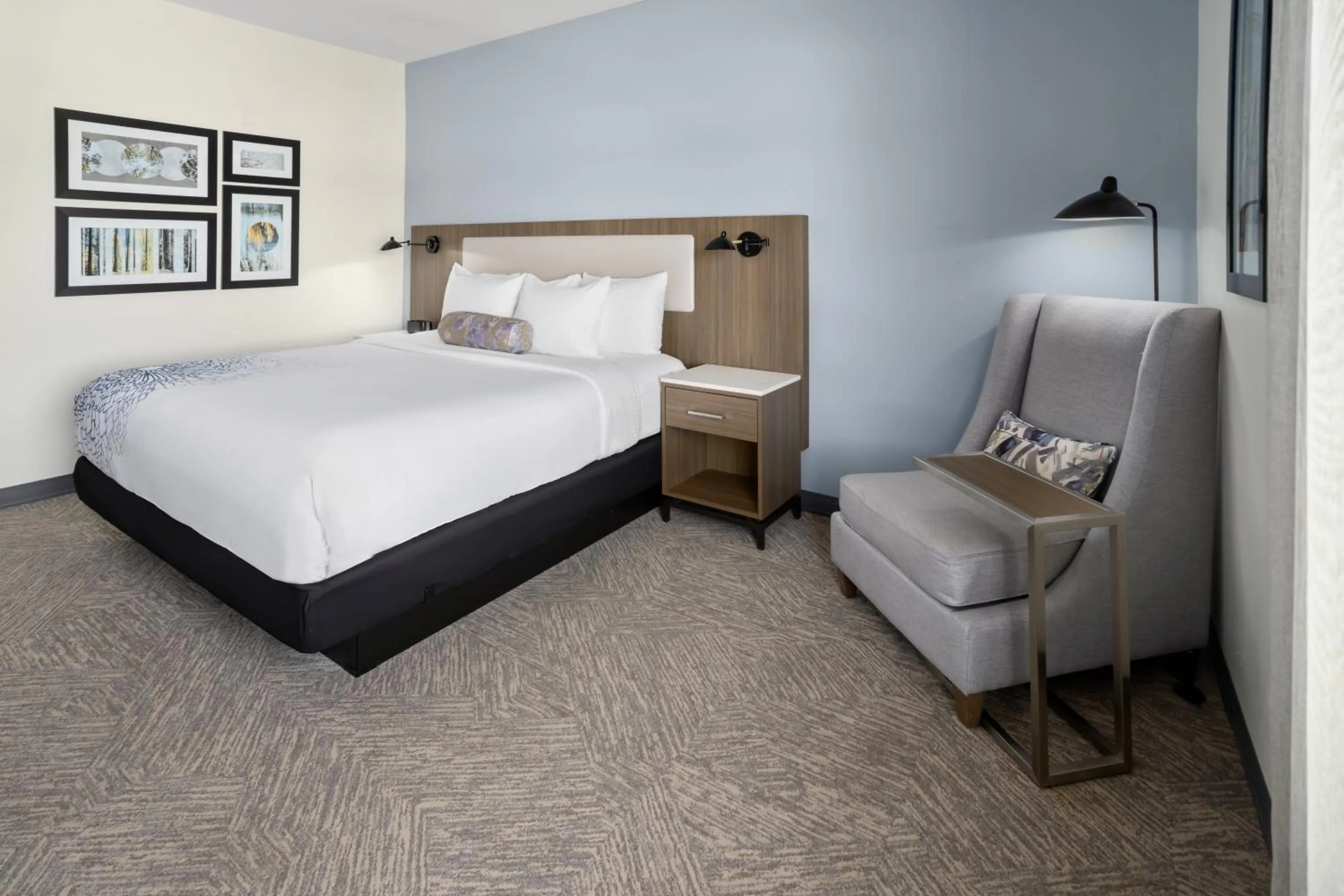Bed in La Quinta Inn & Suites by Wyndham Locust Grove