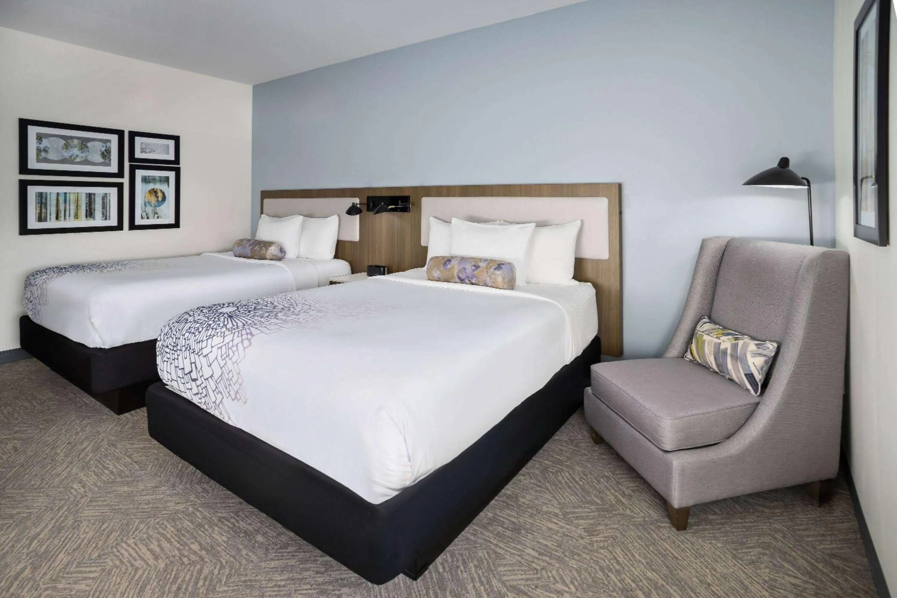 Photo of the whole room, Bed in La Quinta Inn & Suites by Wyndham Locust Grove