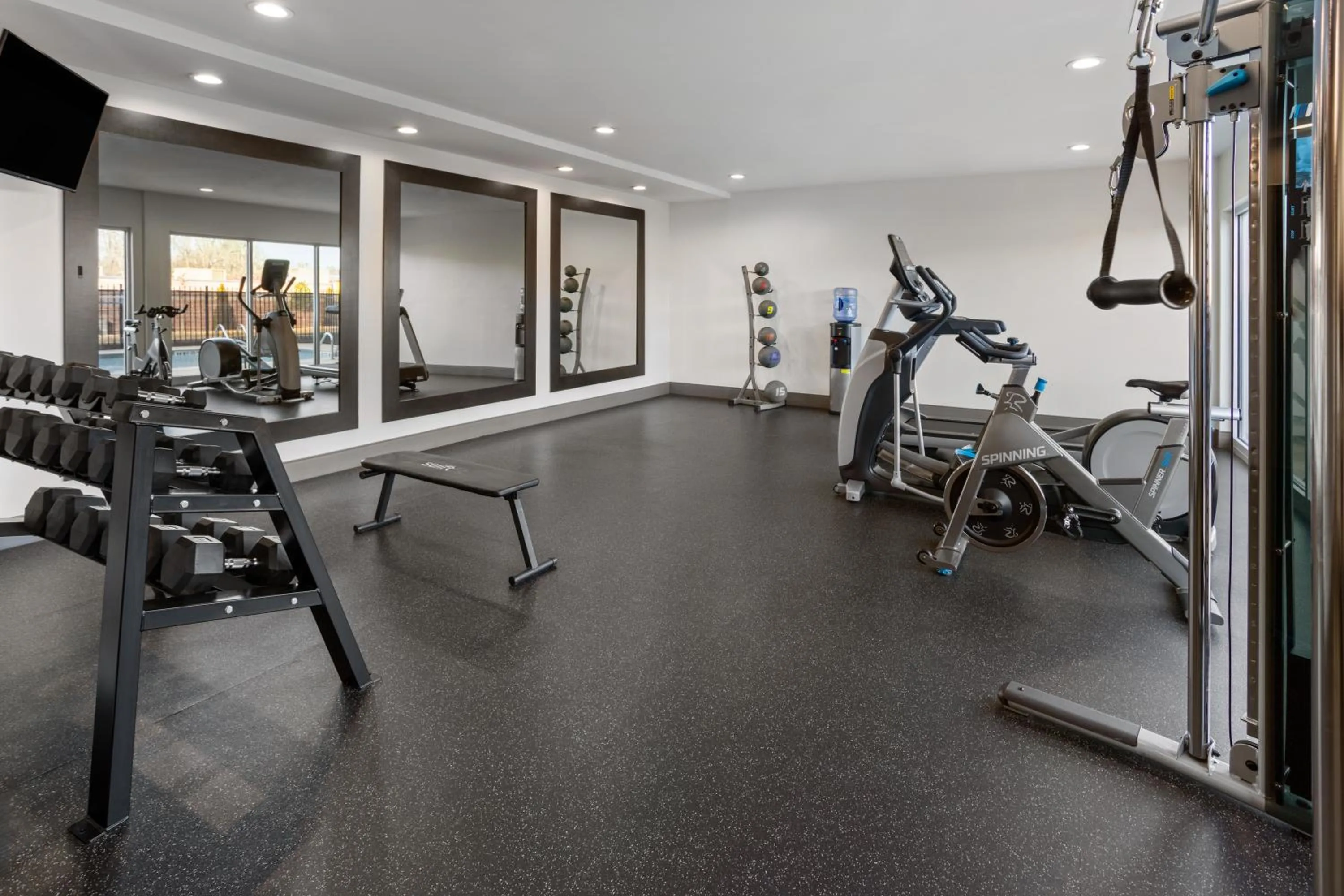 Fitness centre/facilities in La Quinta Inn & Suites by Wyndham Locust Grove
