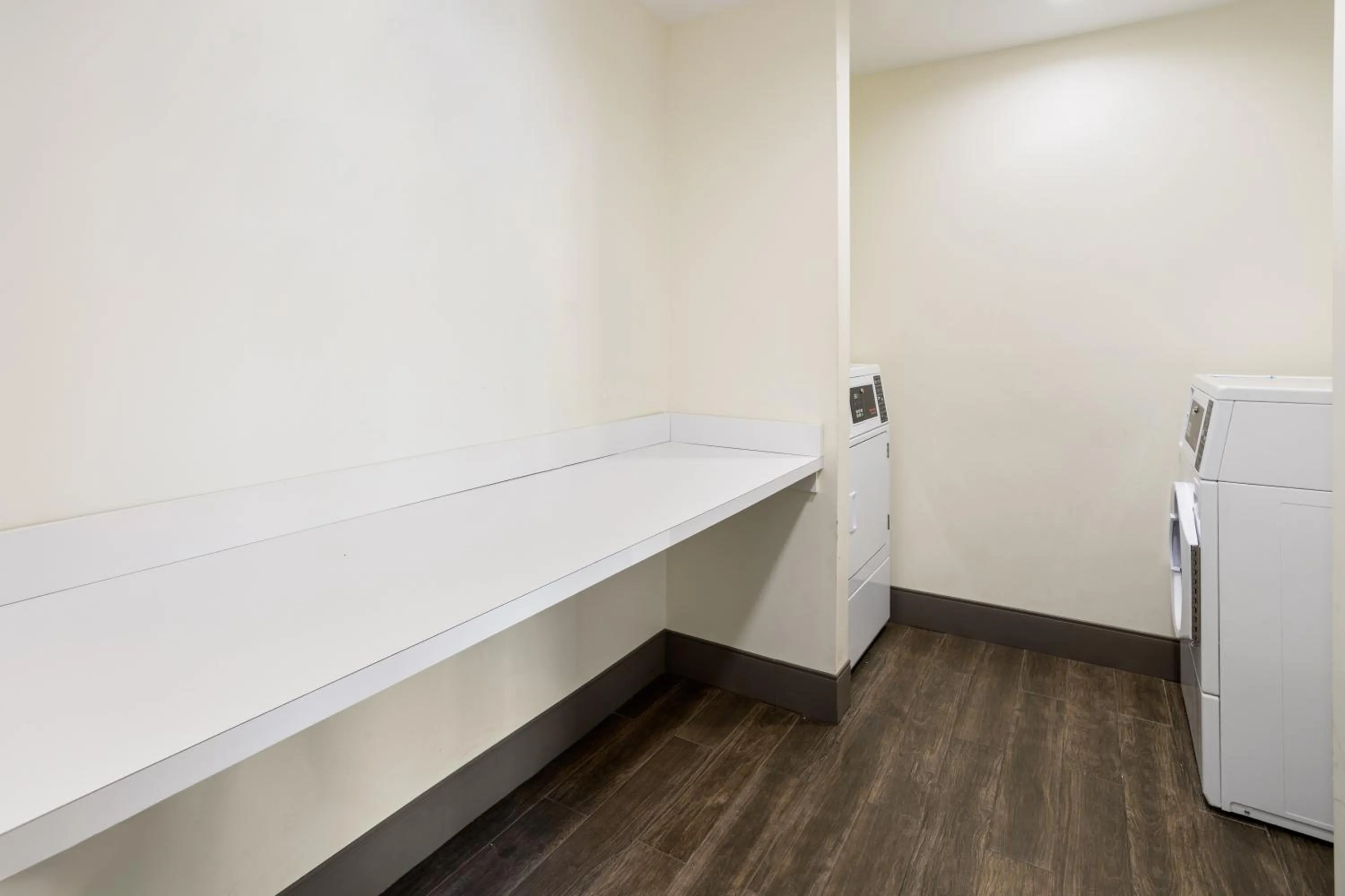 laundry in La Quinta Inn & Suites by Wyndham Locust Grove