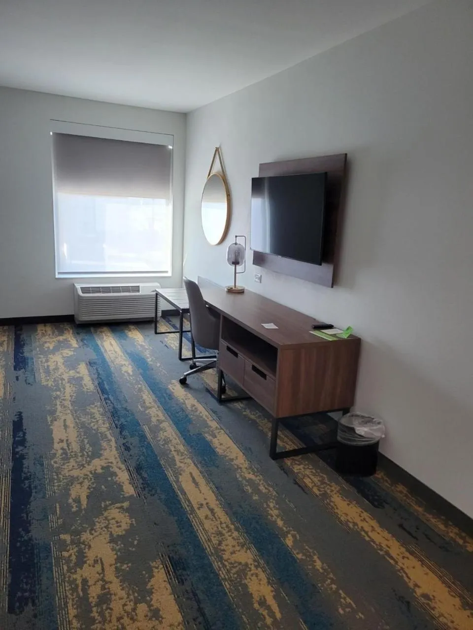 TV and multimedia in La Quinta Inn & Suites by Wyndham Terrell