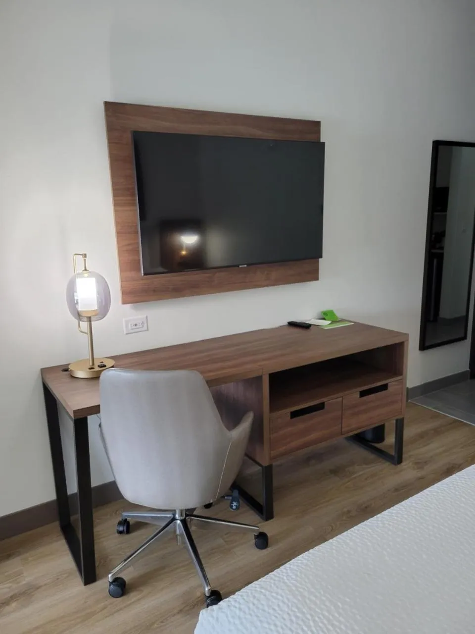 TV and multimedia in La Quinta Inn & Suites by Wyndham Terrell