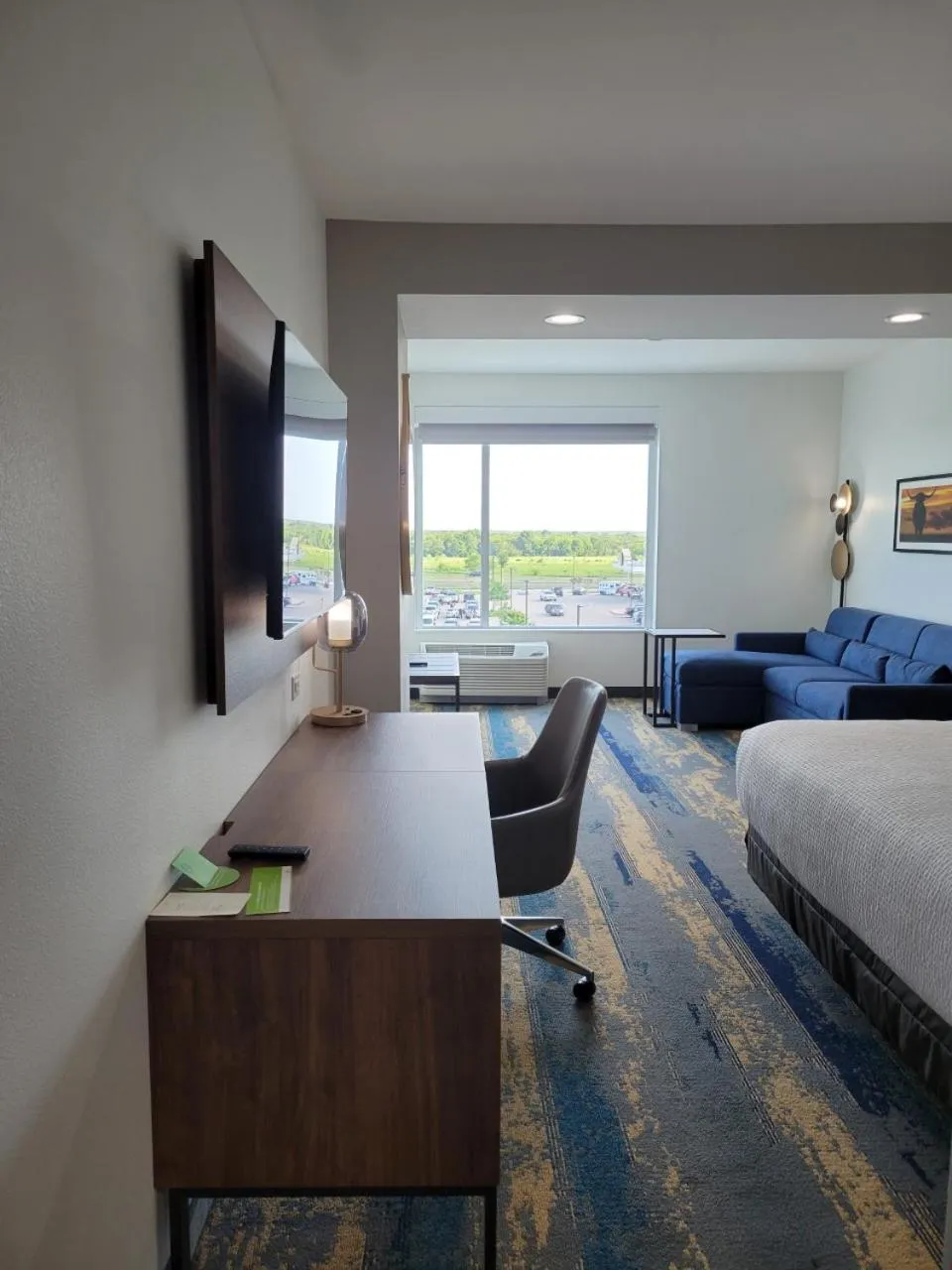 Seating area, Bed in La Quinta Inn & Suites by Wyndham Terrell