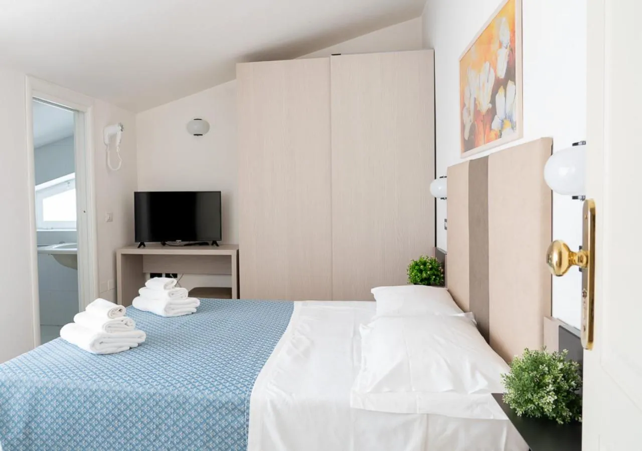 Bathroom, Bed in Hotel Elite Cattolica