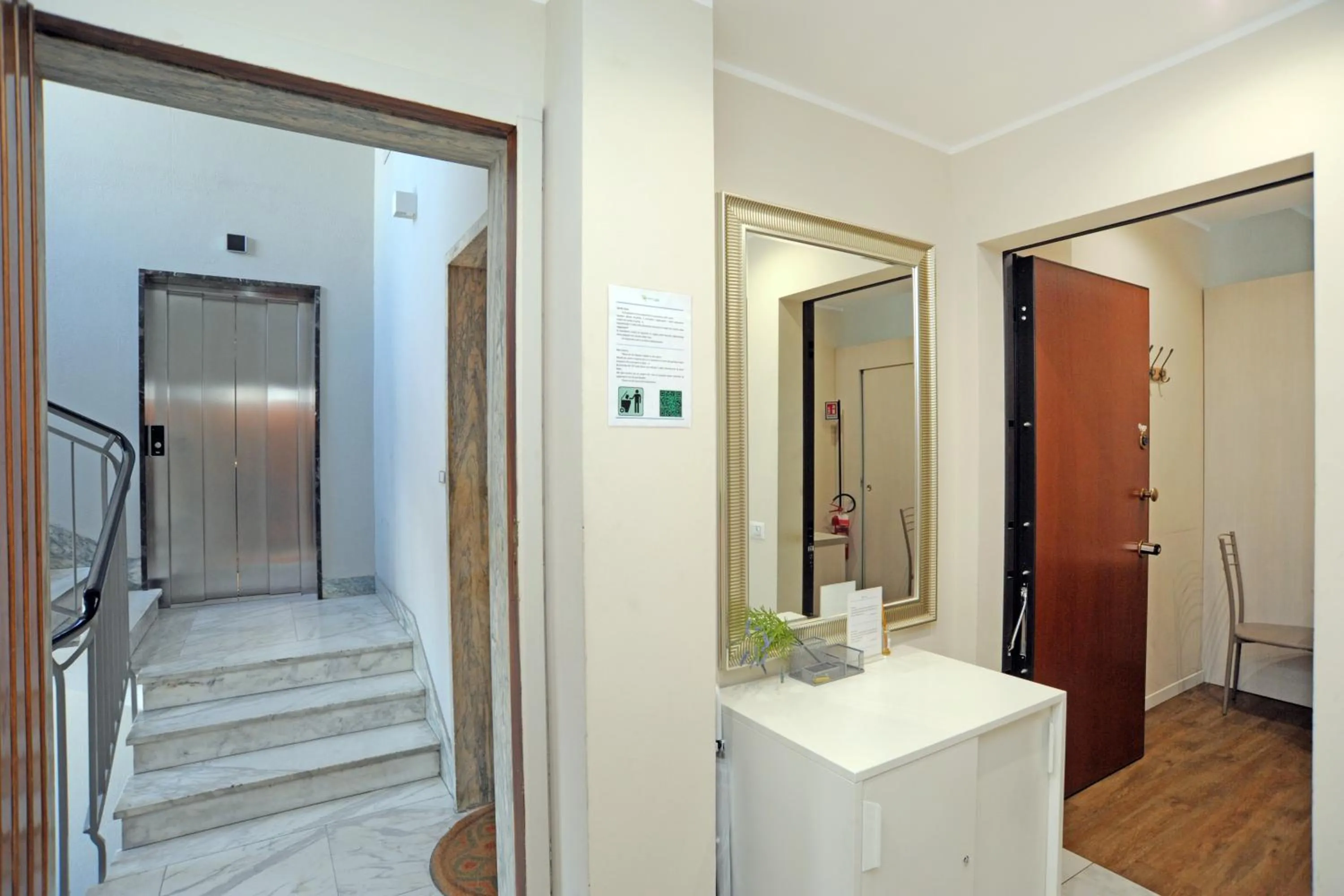 Facade/entrance in Via Torino Apartment 3