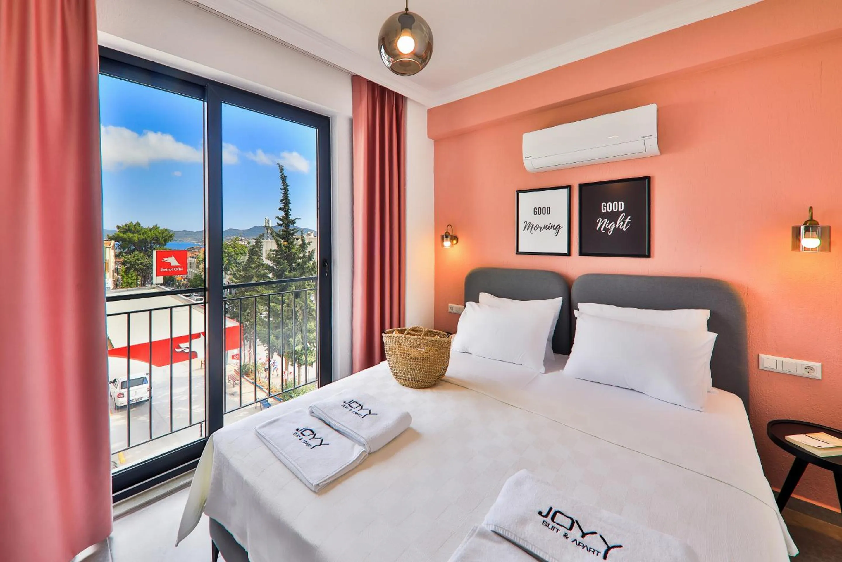 Photo of the whole room in Joyy Suit Apart