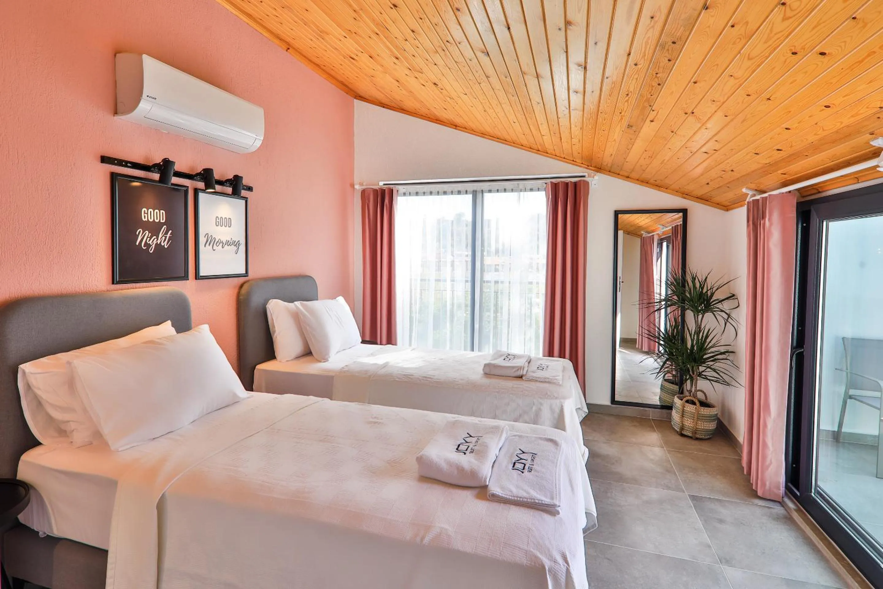 Bed in Joyy Suit Apart