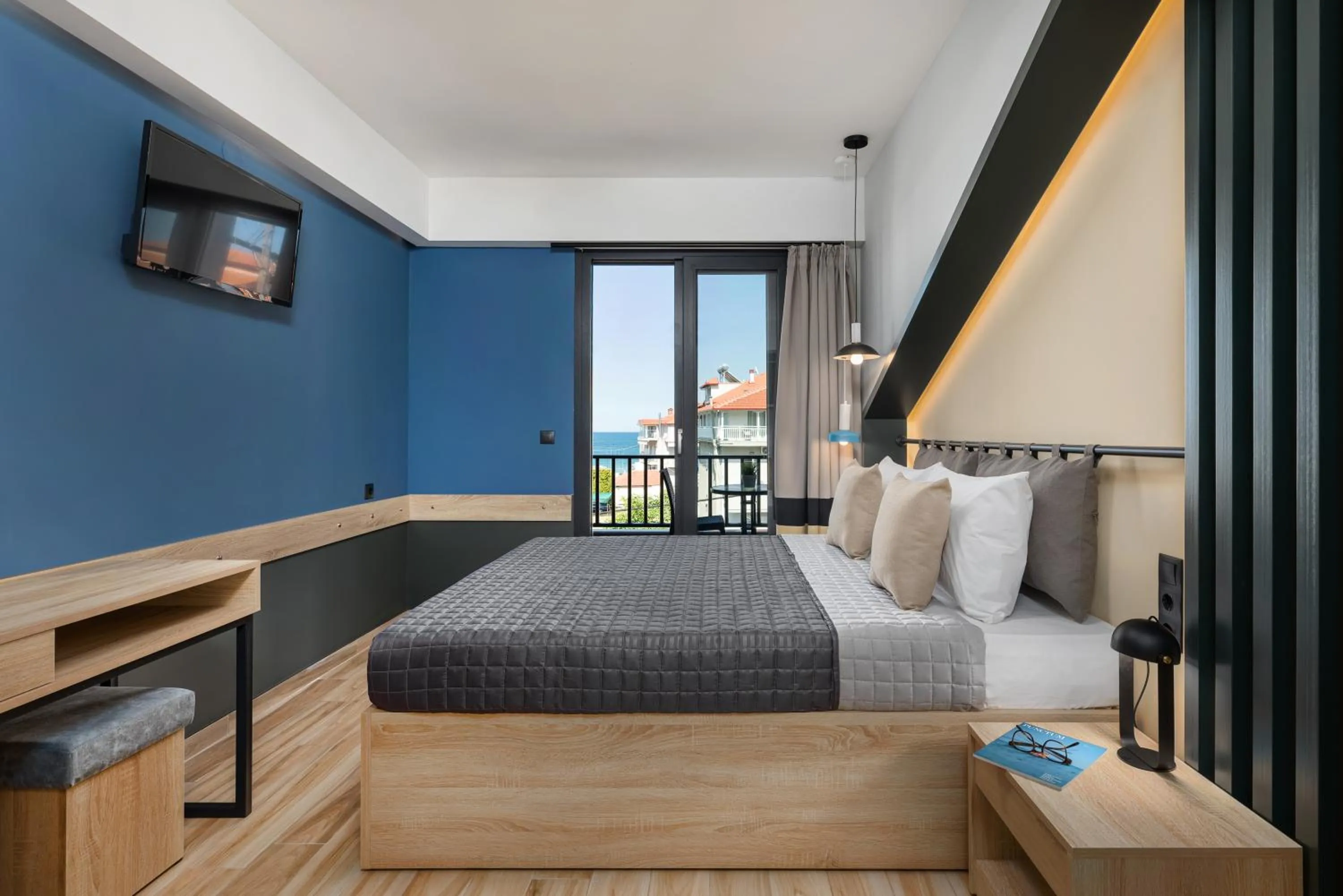 Bedroom, Bed in Pidna