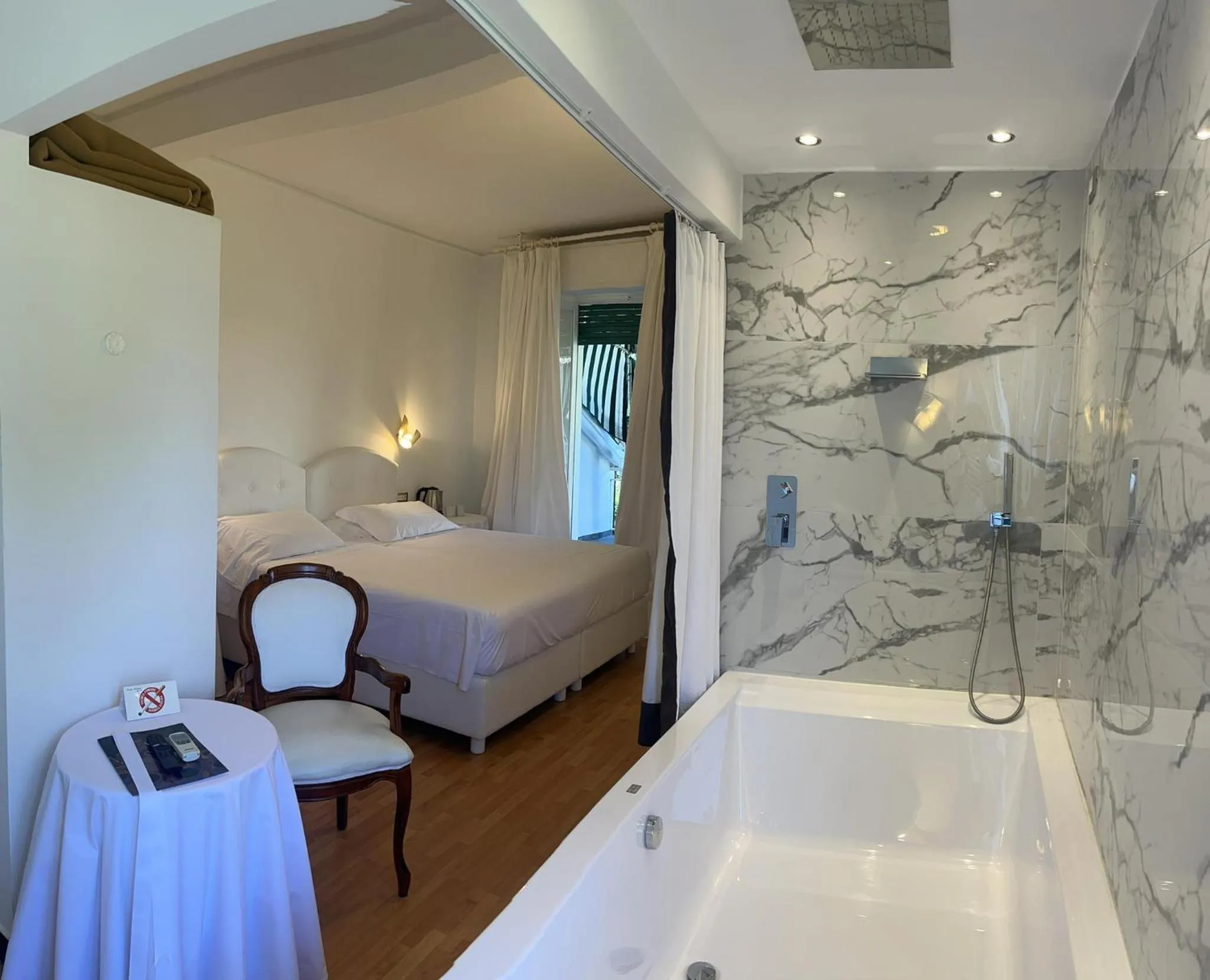 Bath, Bed in Eveline 2 - Piscina Privata o Jacuzzi