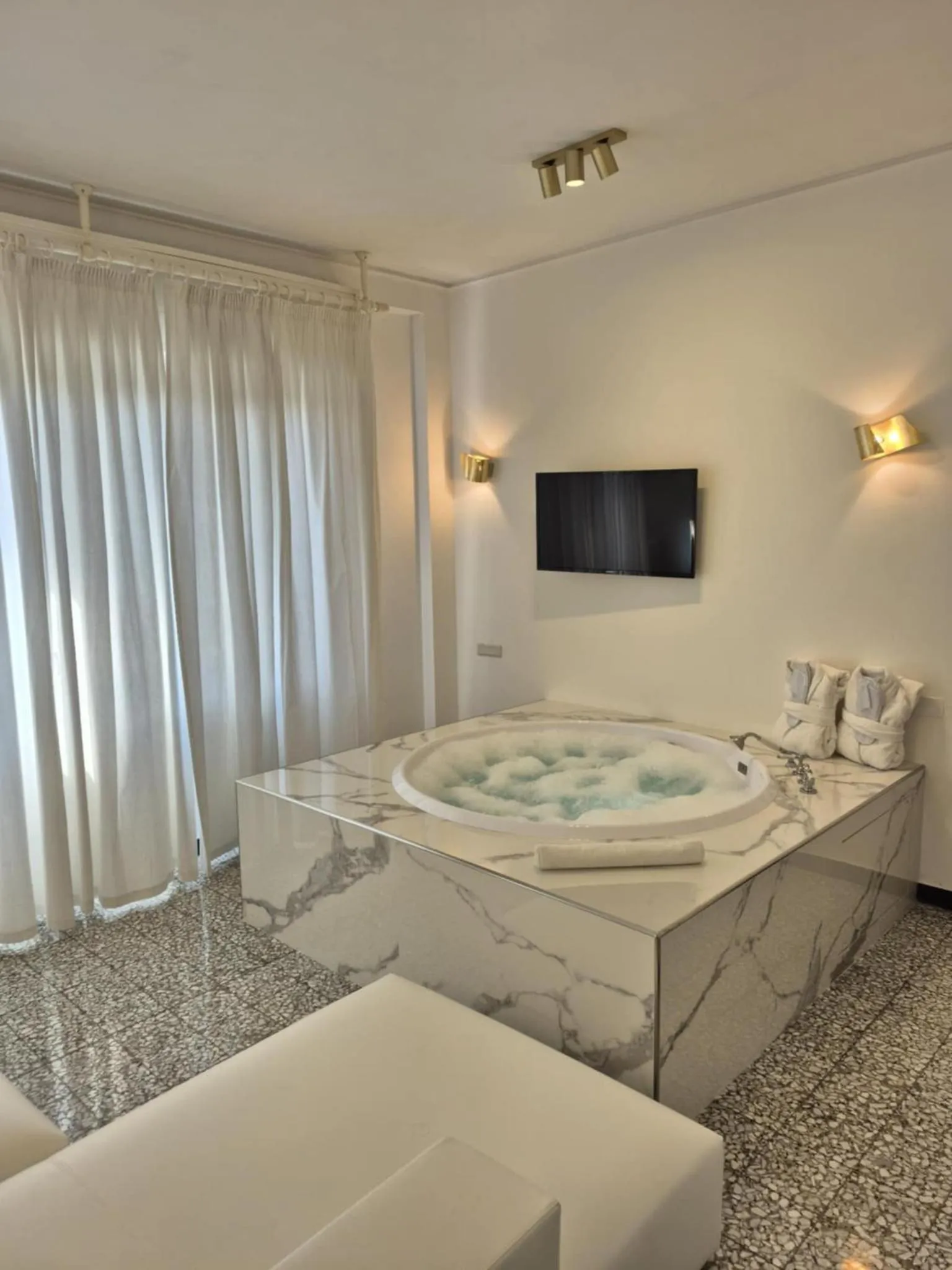 Hot Tub in Eveline 2 - Piscina Privata o Jacuzzi