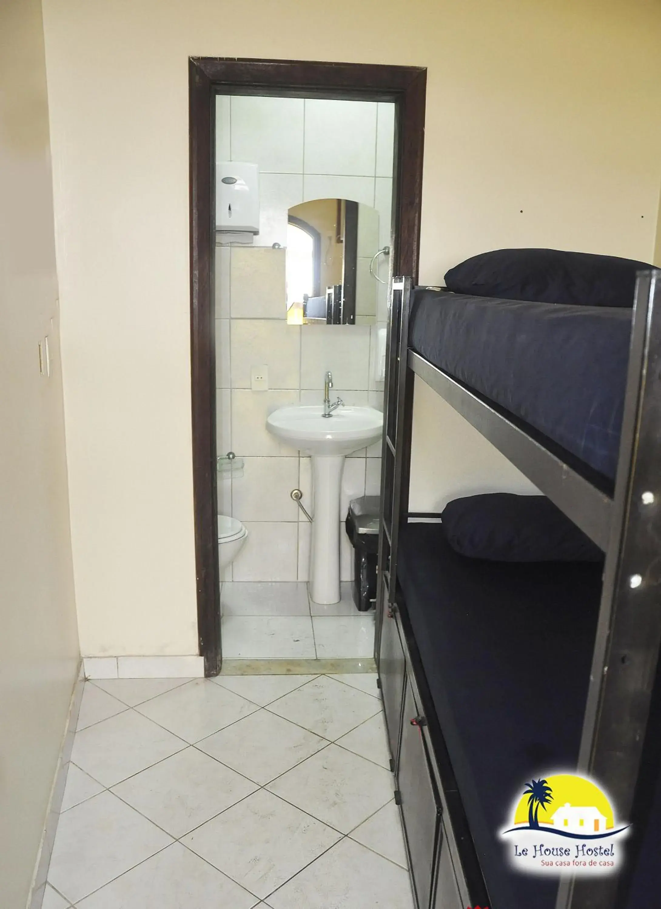 Low Cost Twin Private Room Ensuite in Le House Hostel Low Cost Twin Private Room Ensuite in Le House Hostel