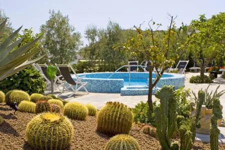 Swimming pool in Hotel Villa Miralisa