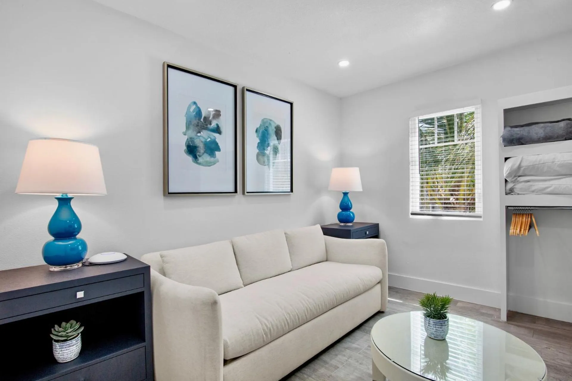Living room, Bed in Pelican Post at Anna Maria Island Inn