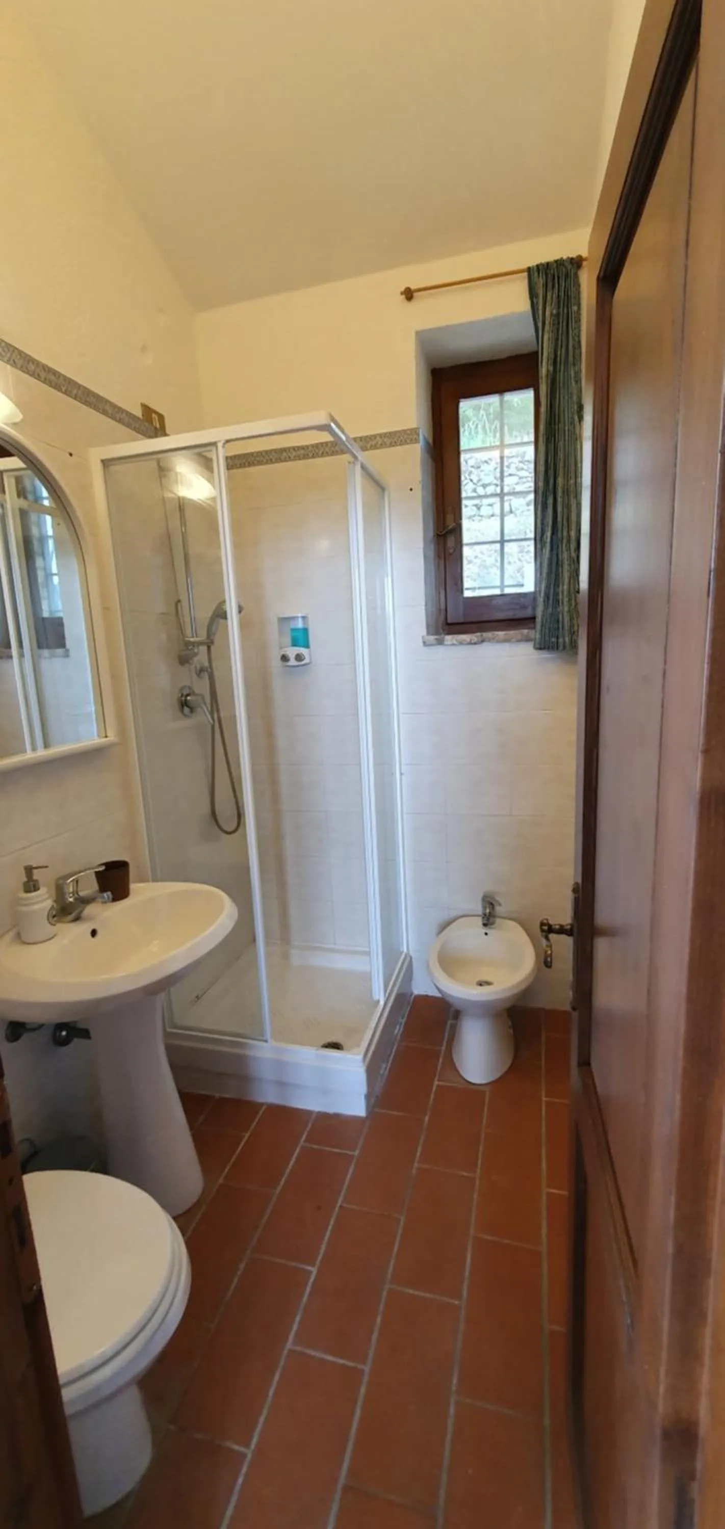 Bathroom in PoloTuristicoUmbria Rustico con Piscina Vista Lago