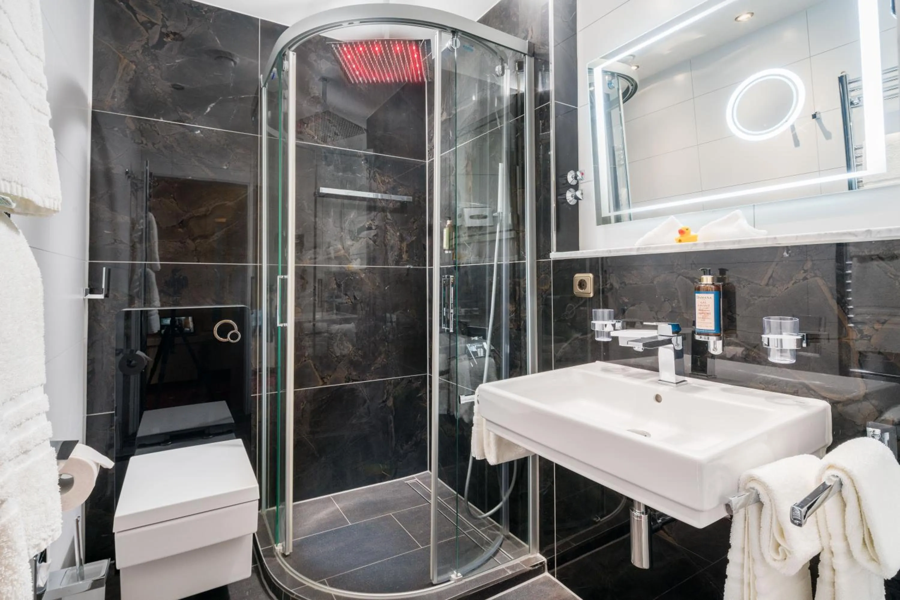 Bathroom in Hotel Krone Igelsberg