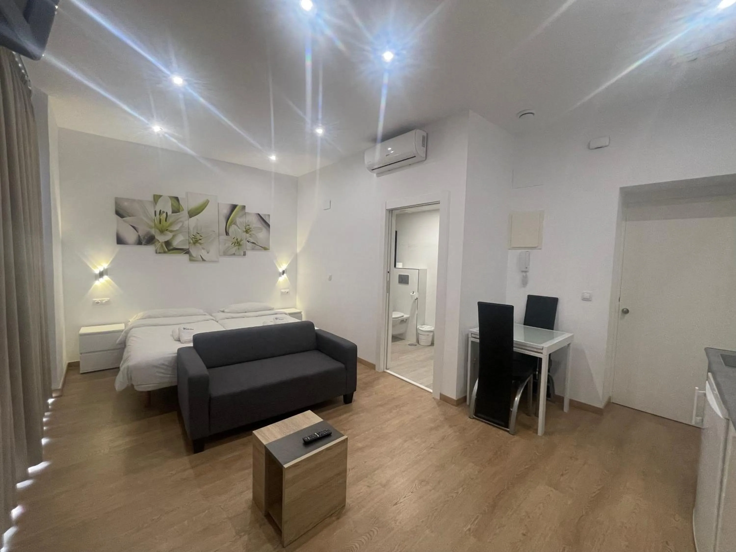 Dining area, Bed in Apartamentos Boni