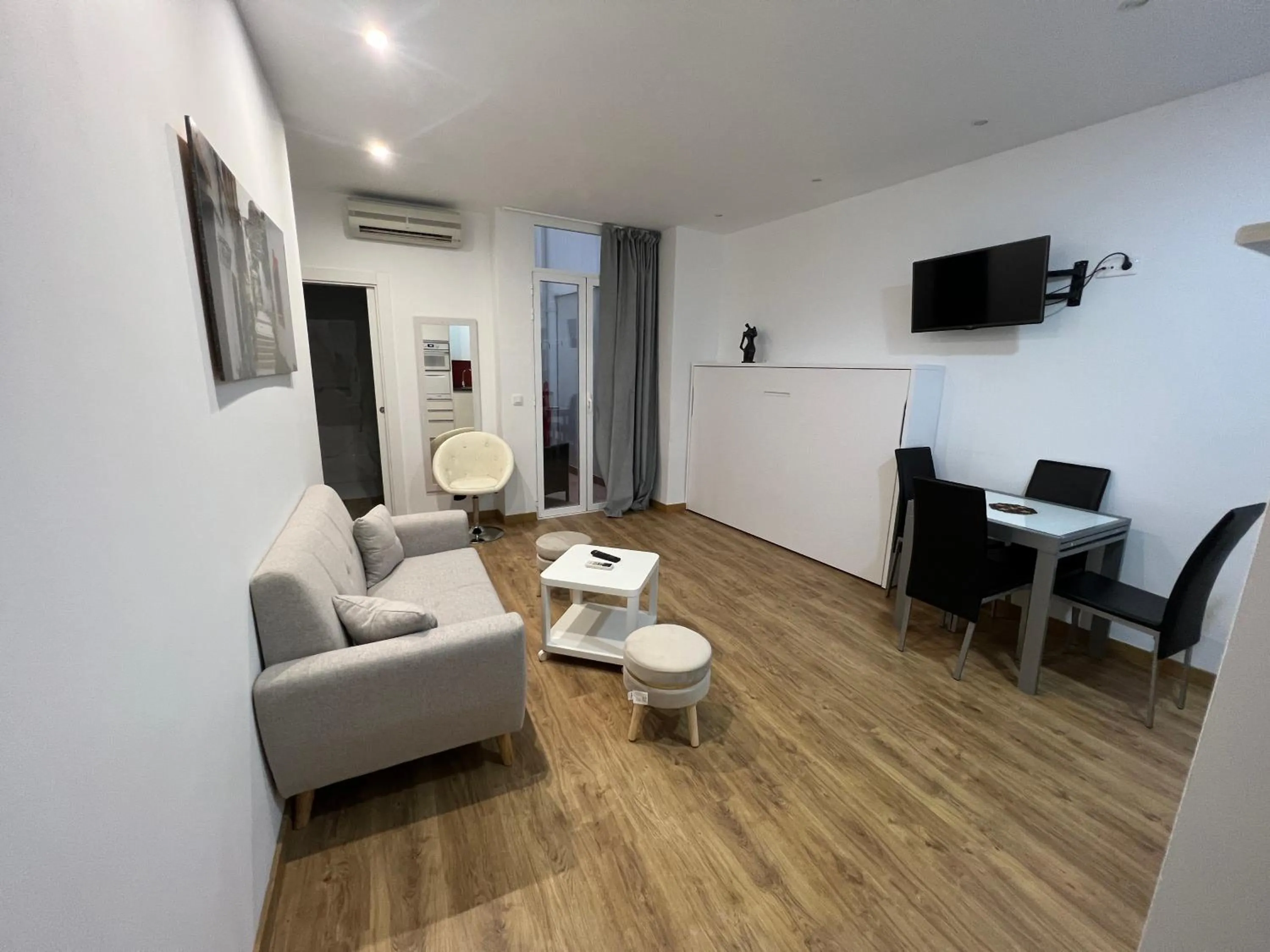 Communal lounge/ TV room in Apartamentos Boni