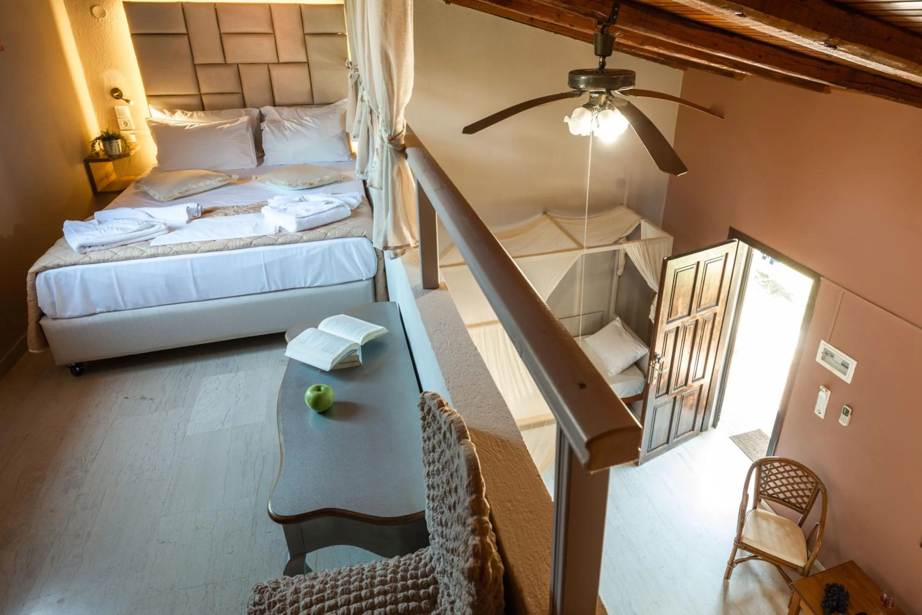 Bird's eye view, Bed in Anneta Studios