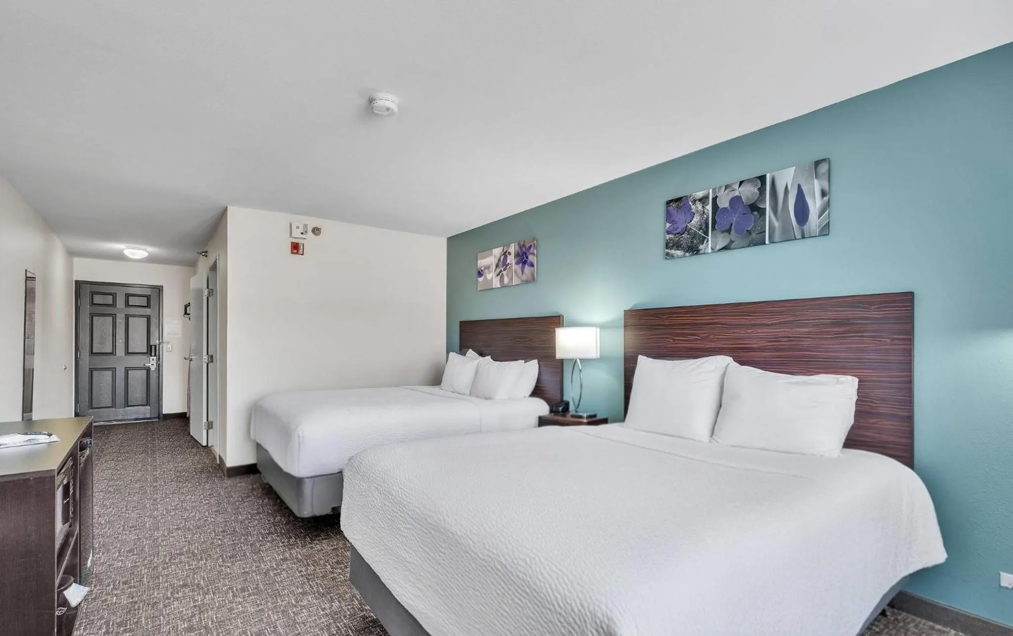 Bedroom, Bed in Sleep Inn & Suites near Spirit Mountain