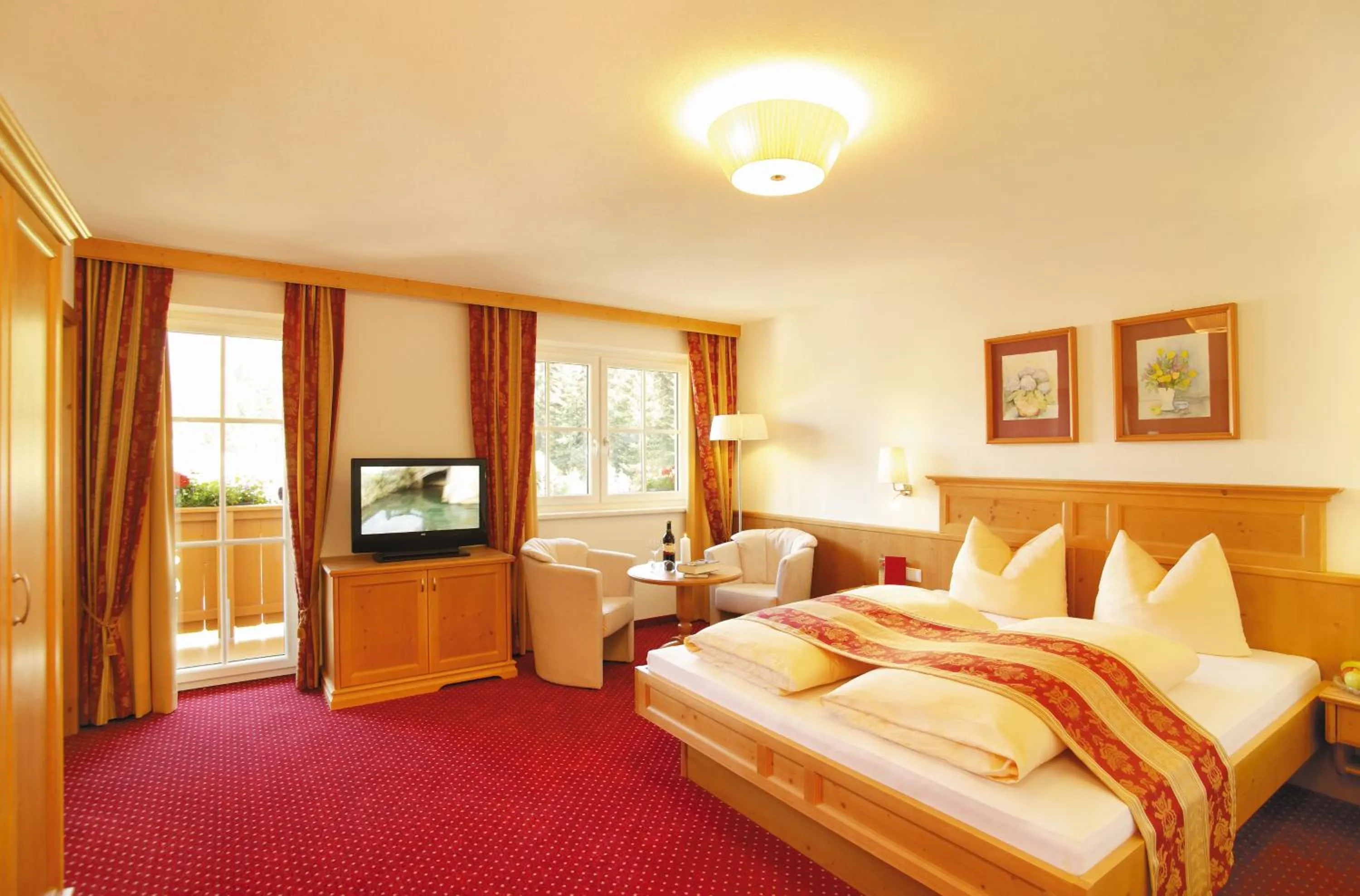 Bed in Alpenherz Hotel Garni