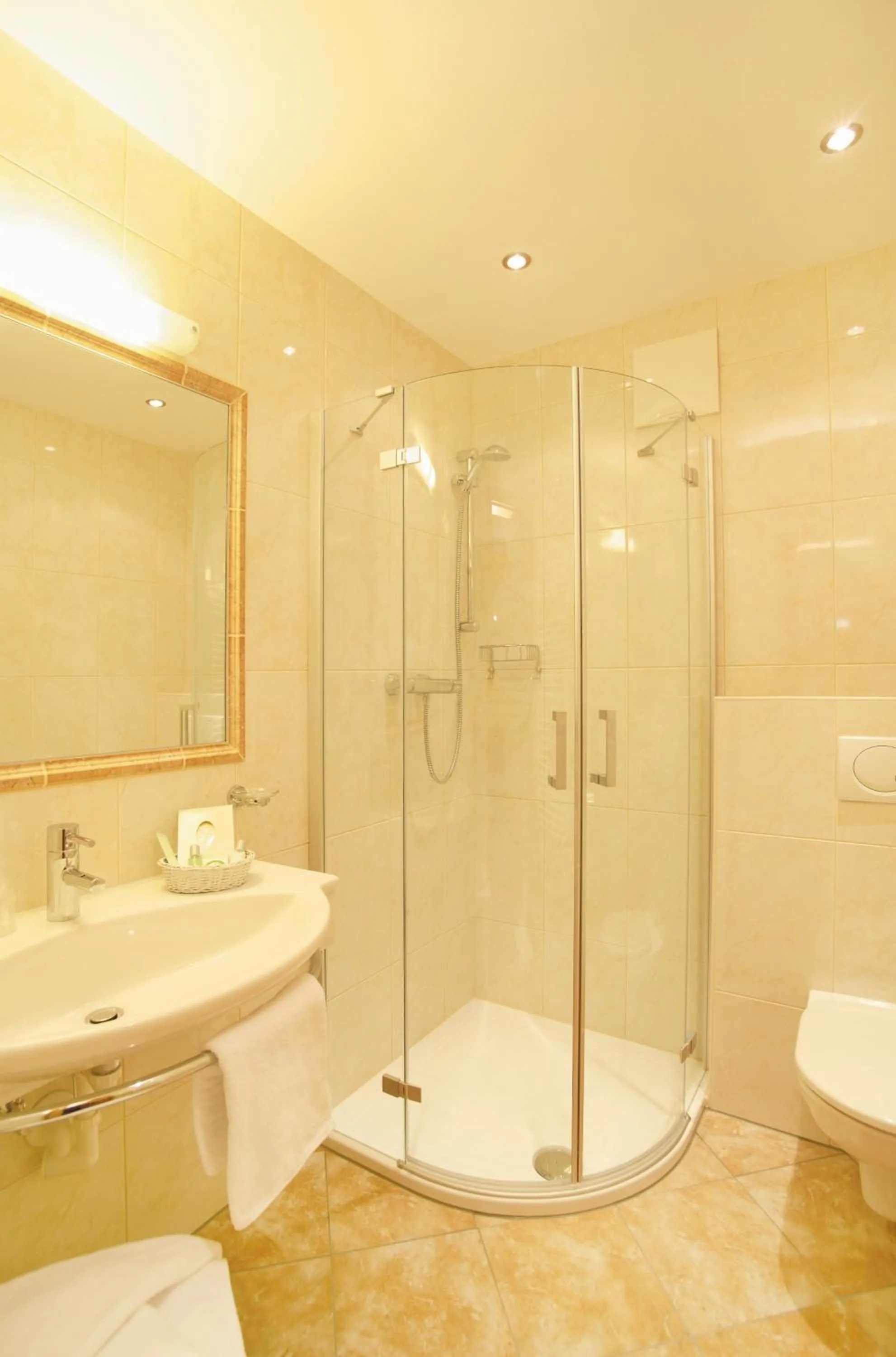 Bathroom in Alpenherz Hotel Garni