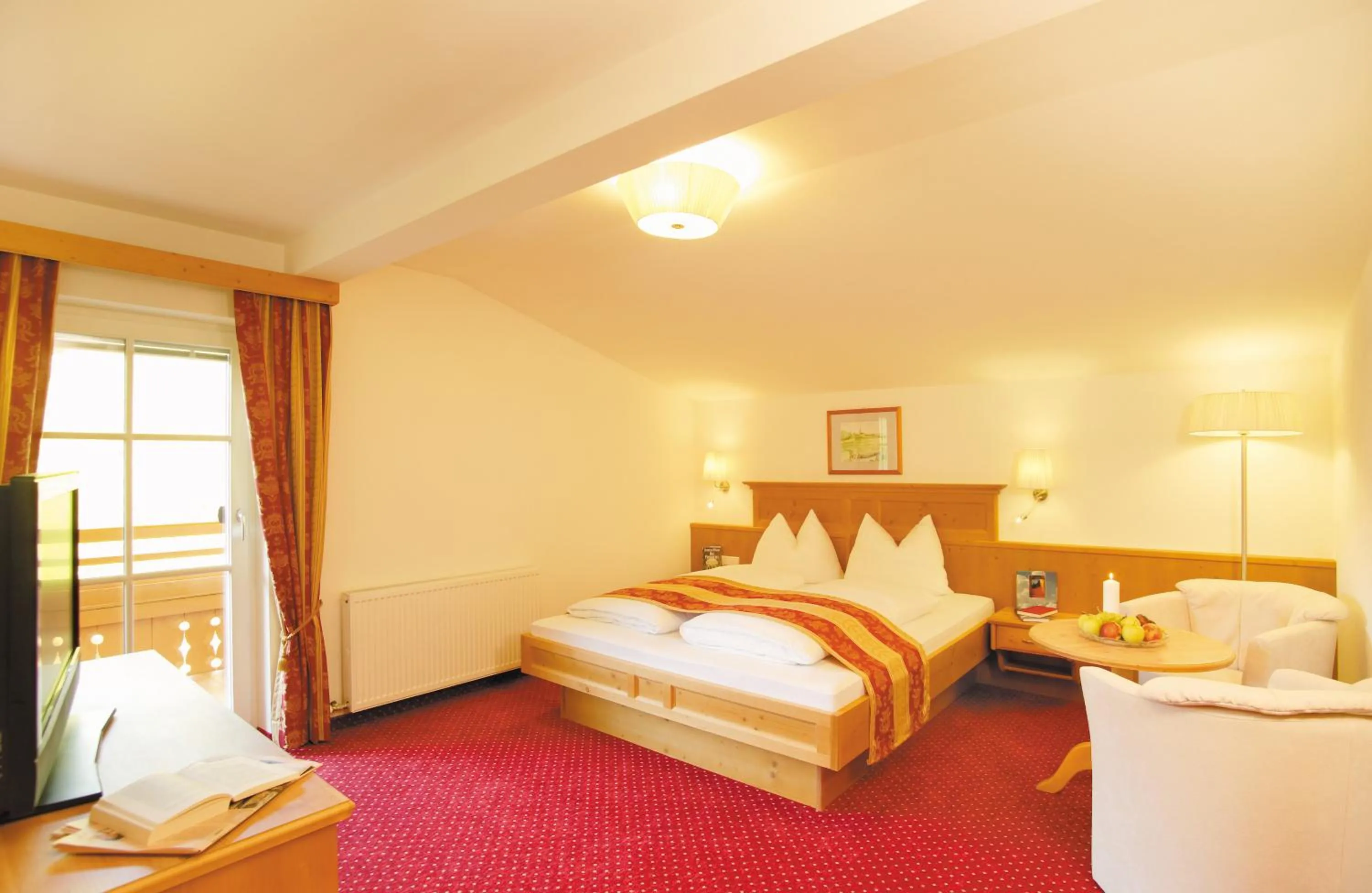Photo of the whole room, Bed in Alpenherz Hotel Garni