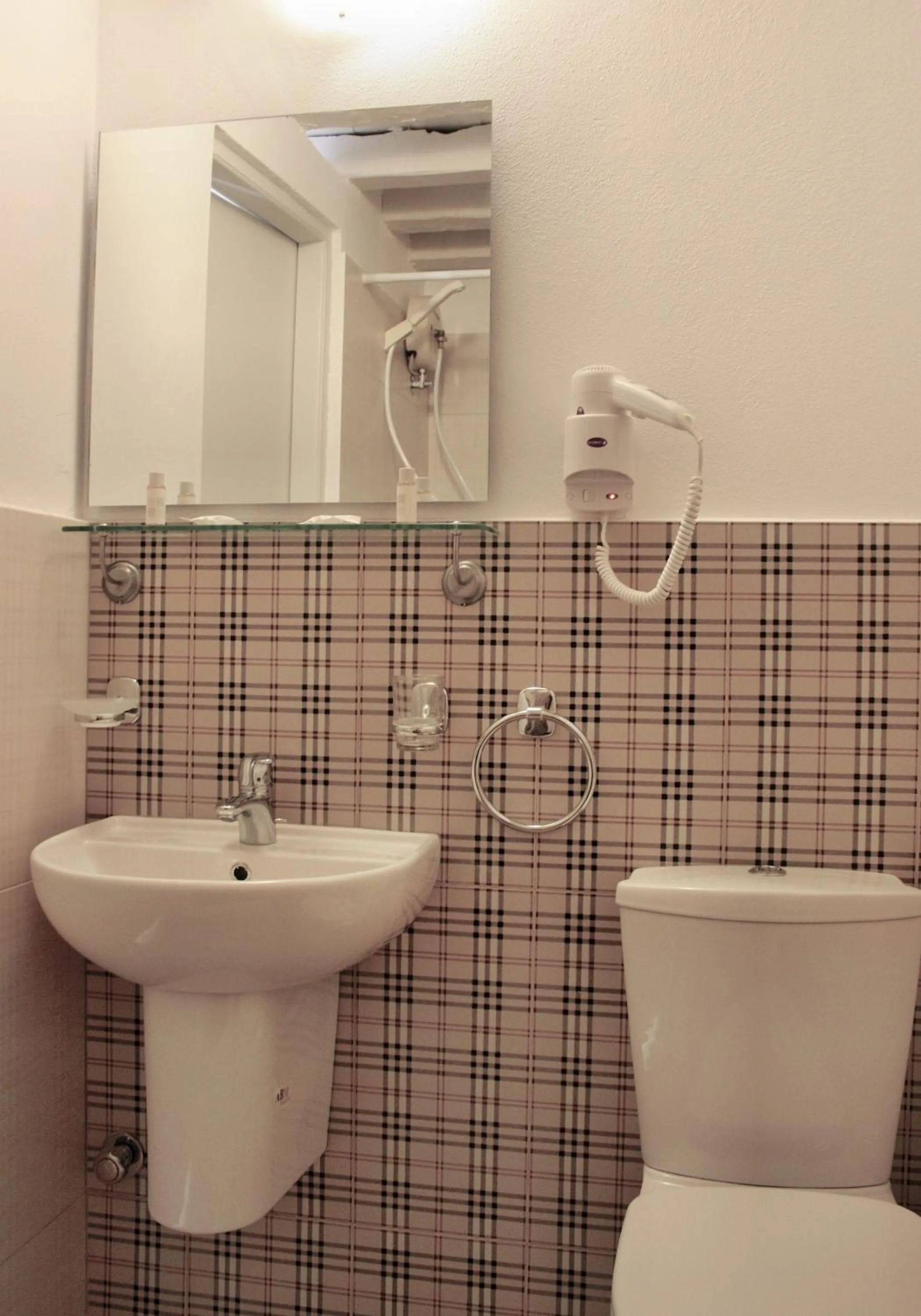 Toilet in Mariakis Studios