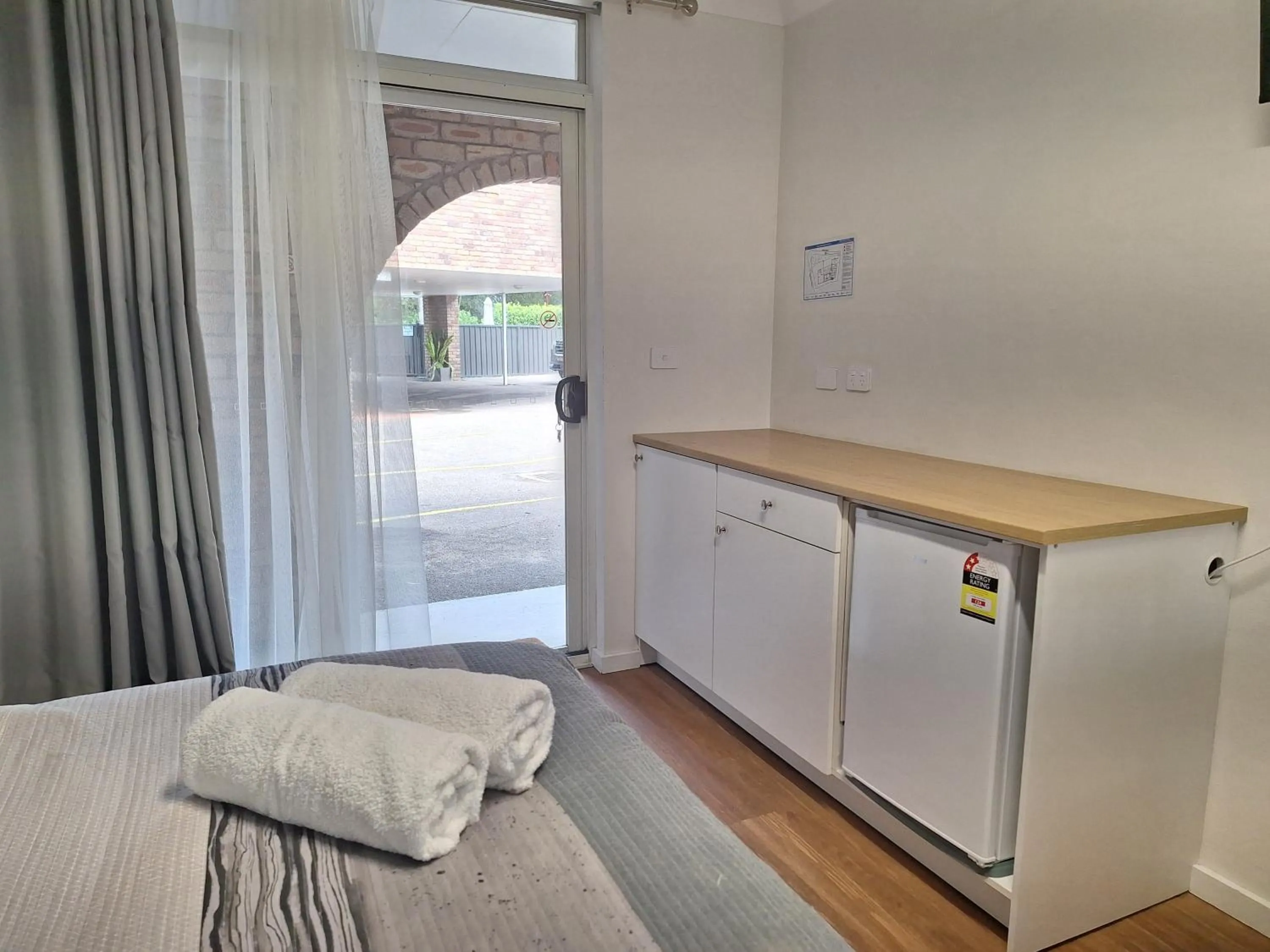 Bedroom, Bed in Bay House Motel