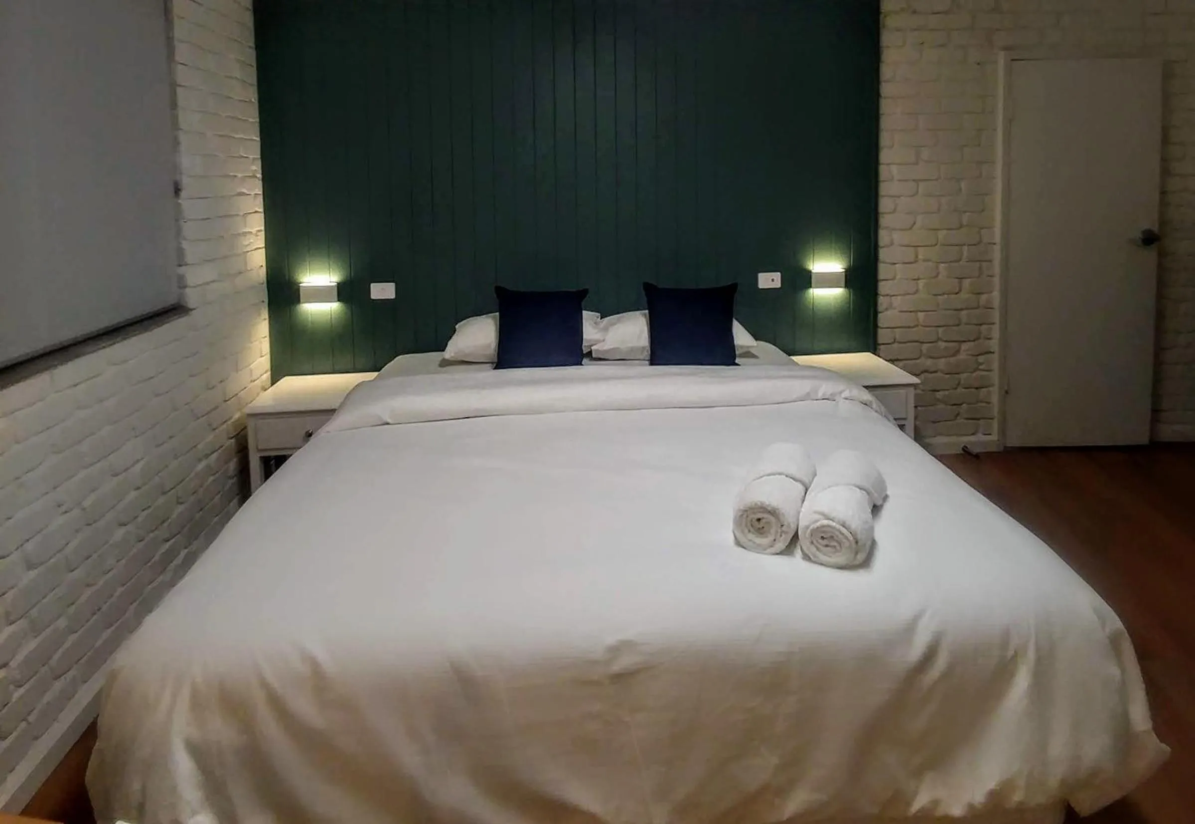 Bed in Bay House Motel