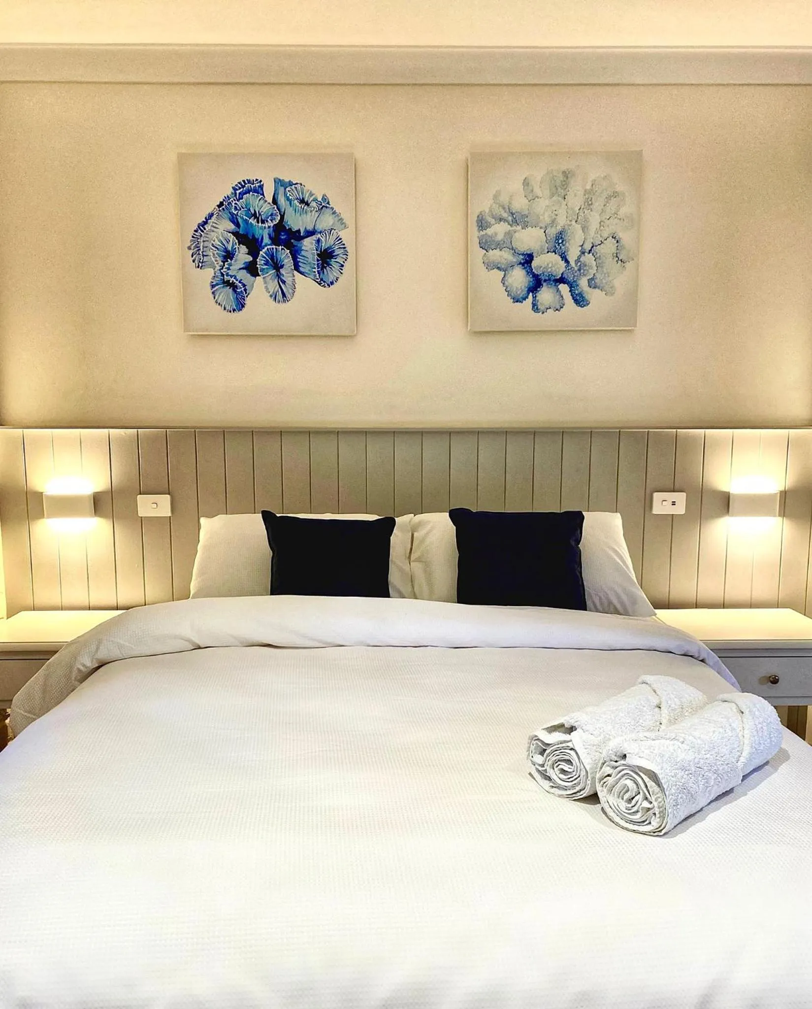 Bed in Bay House Motel