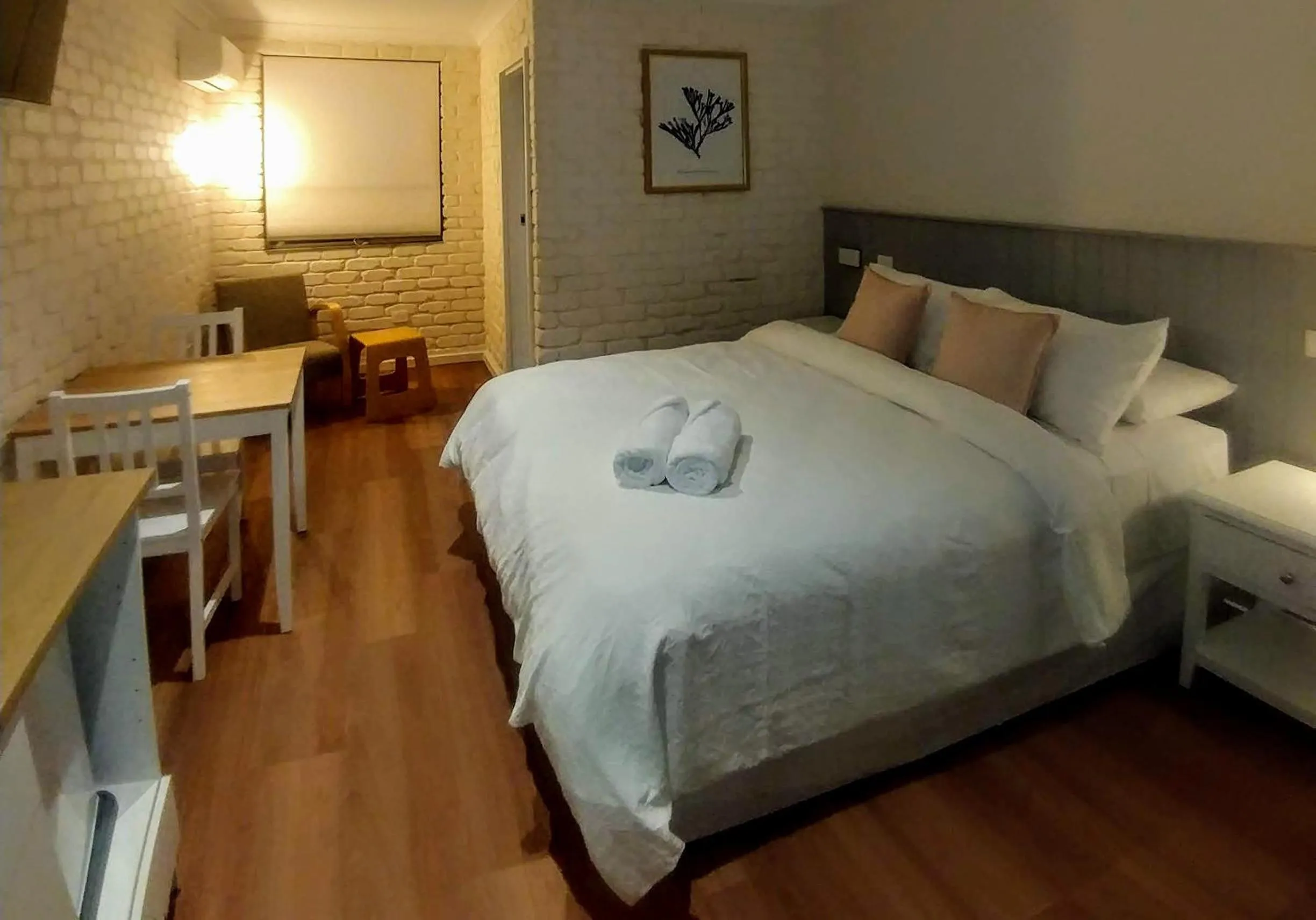 Bedroom, Bed in Bay House Motel