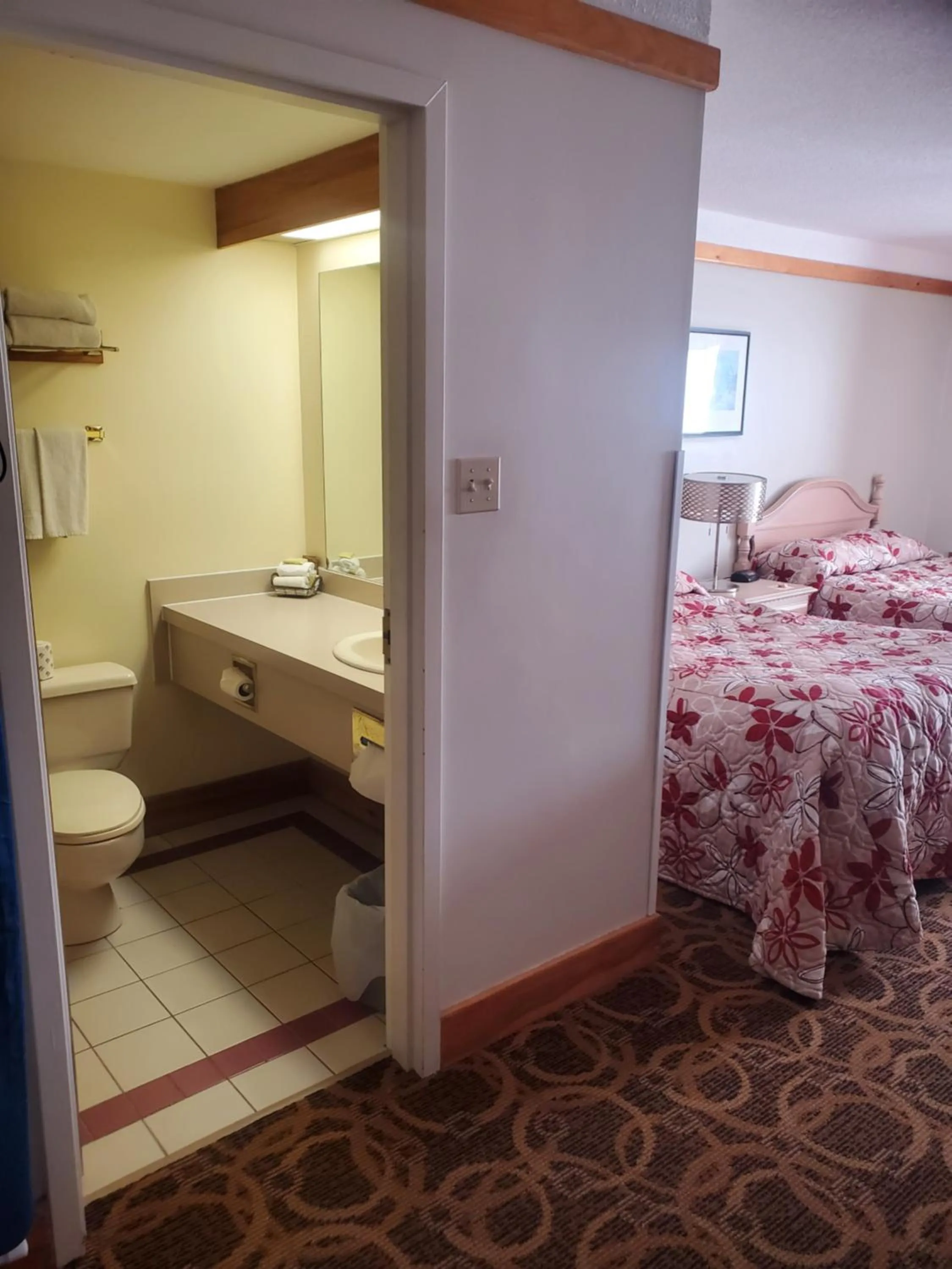 Property building, Bed in Granite Town Hotel