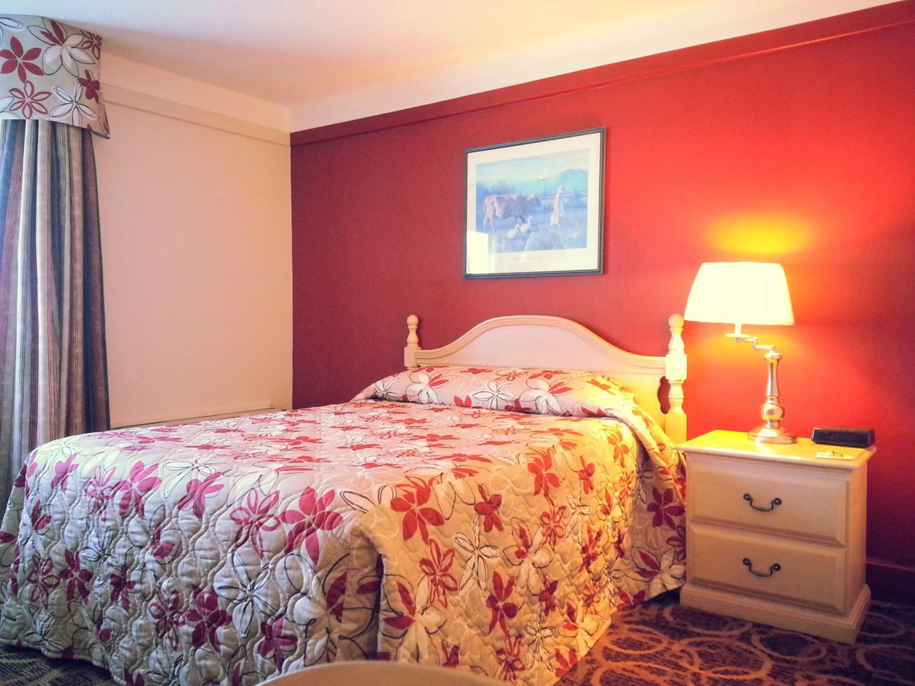 Photo of the whole room, Bed in Granite Town Hotel