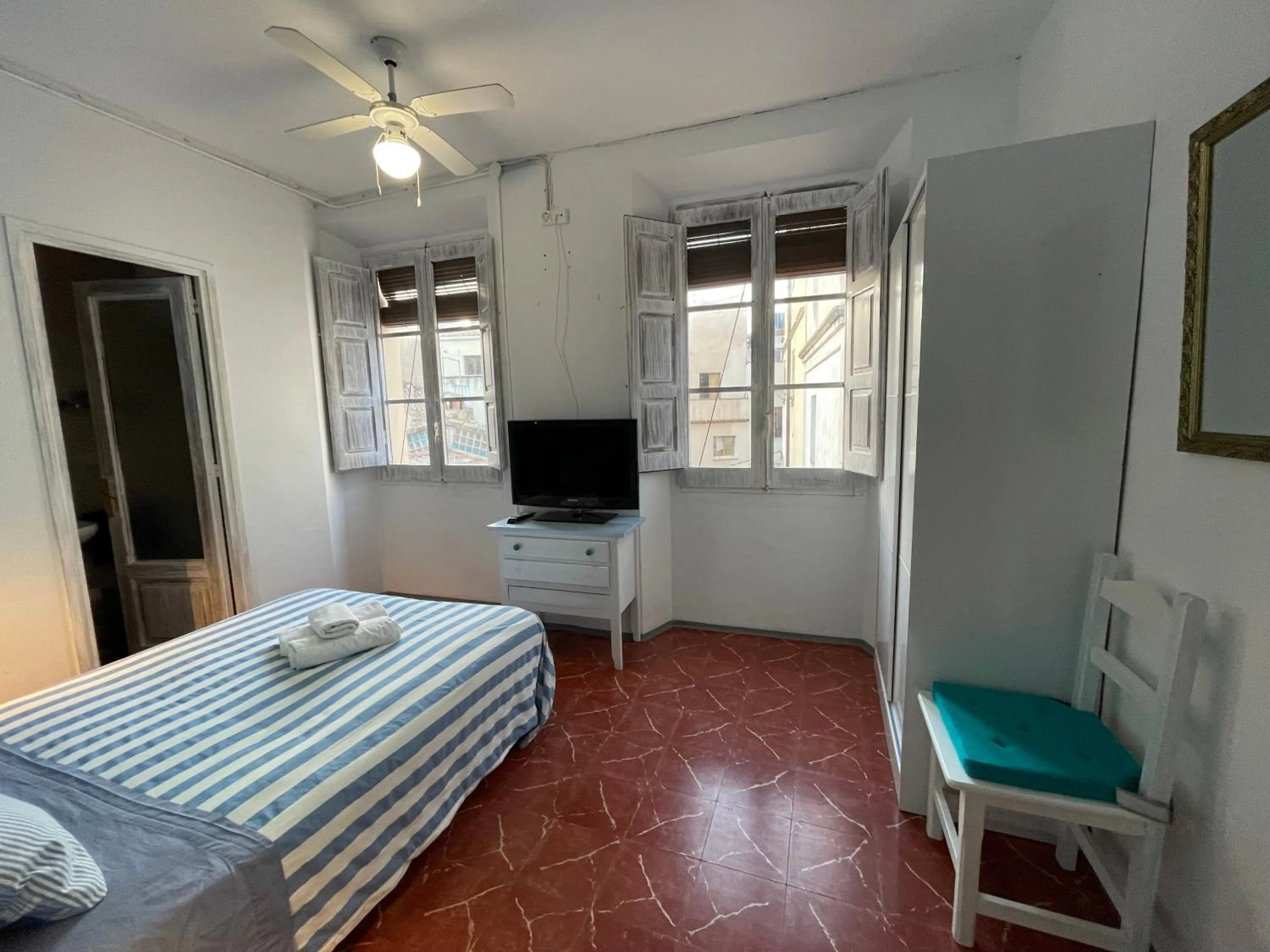 Photo of the whole room, Bed in P&R hostals Can Tort